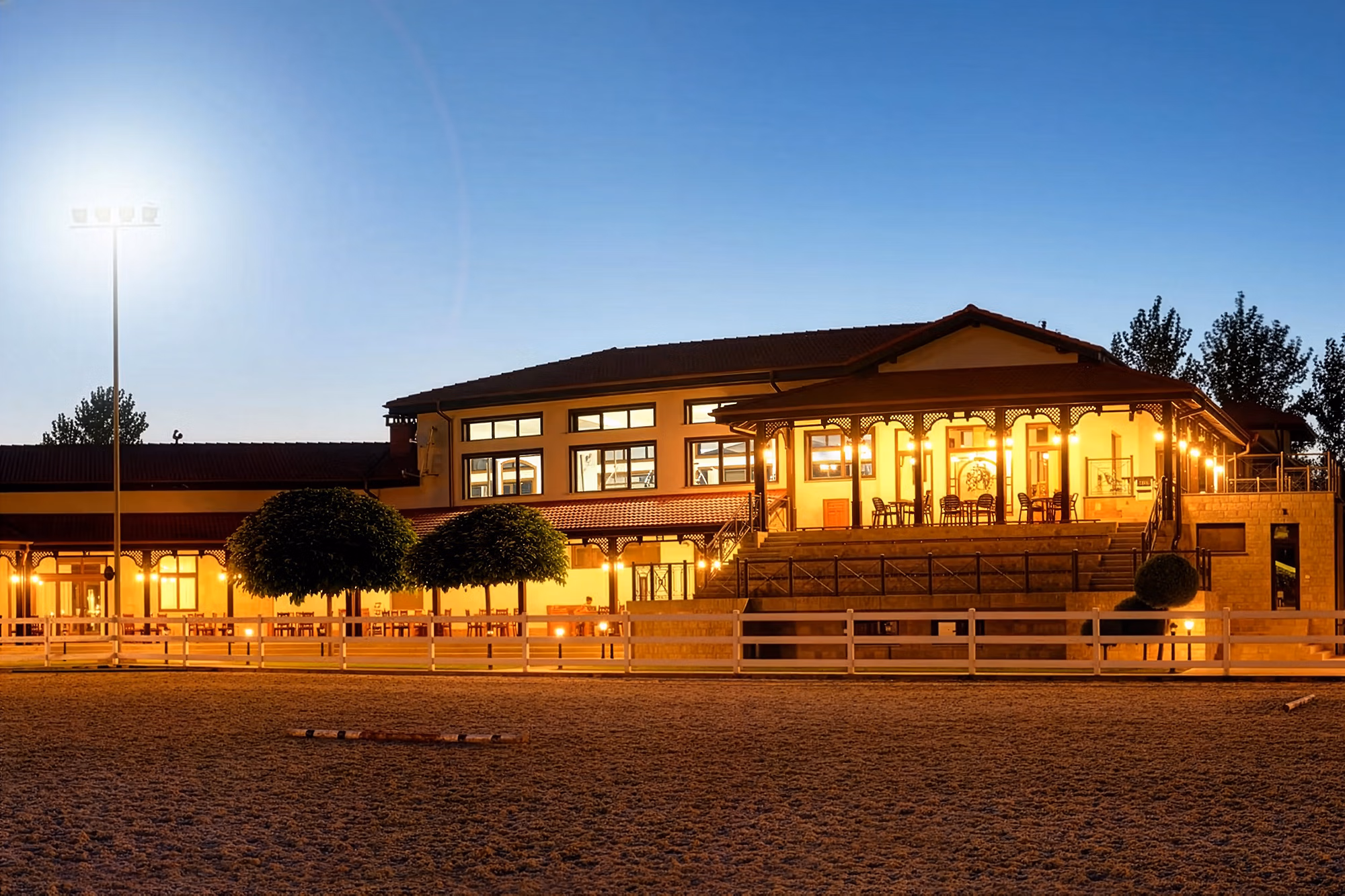 Vue extérieure d’un luxueux complexe spa en Bulgarie au crépuscule, magnifiquement illuminé.