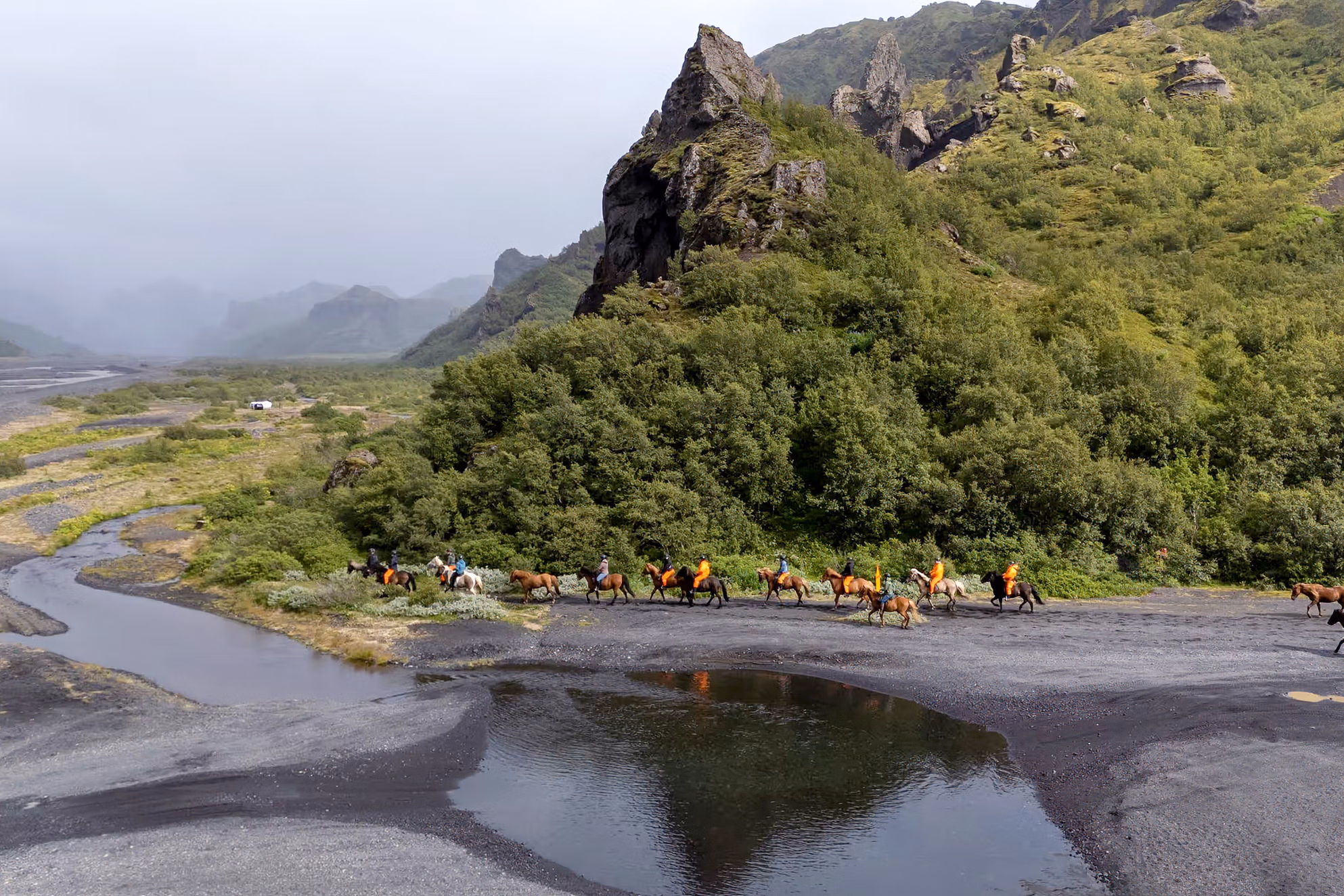 Groupe de chevaux islandais traversant les paysages sauvages de Thórsmörk pendant une randonnée à cheval en Islande.