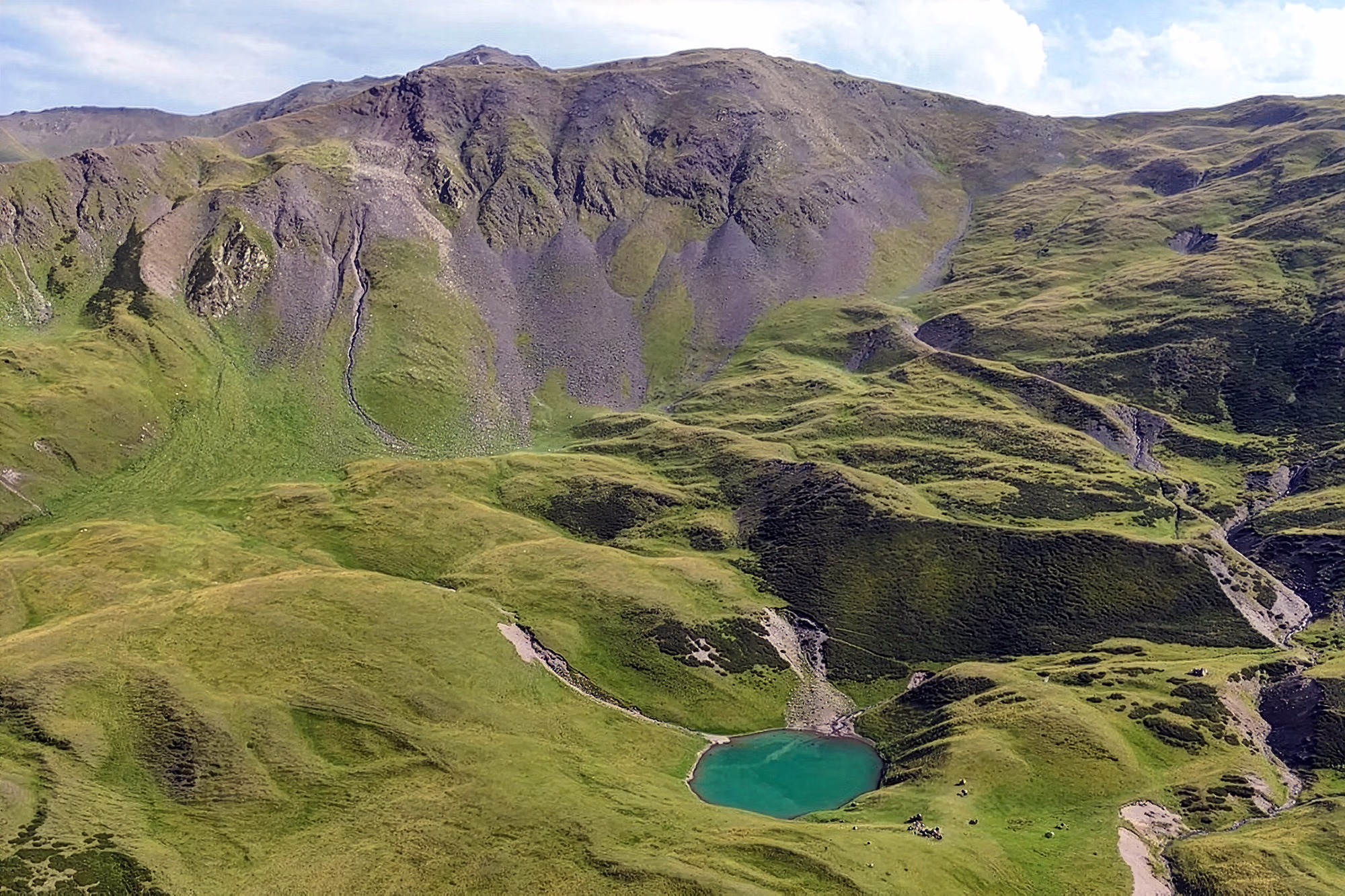 Paysage de Touchétie en Géorgie, avec montagnes et lac bleu