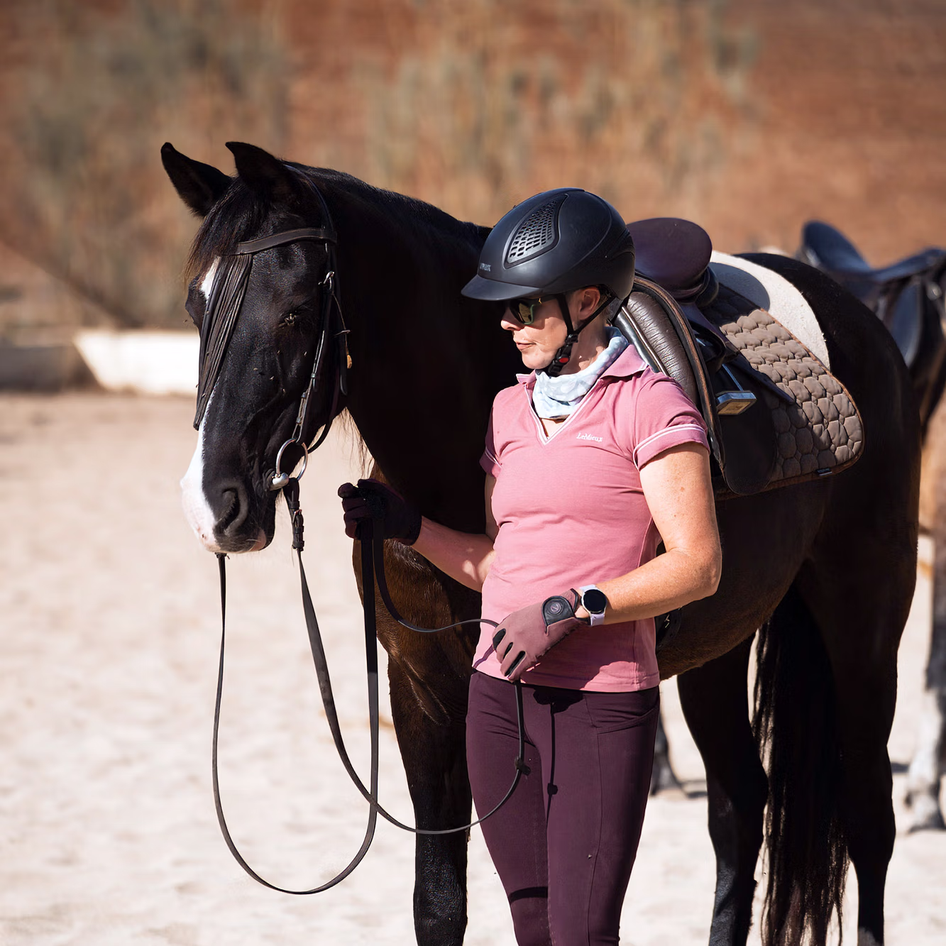Un moment de calme entre une femme et son cheval, côte à côte.