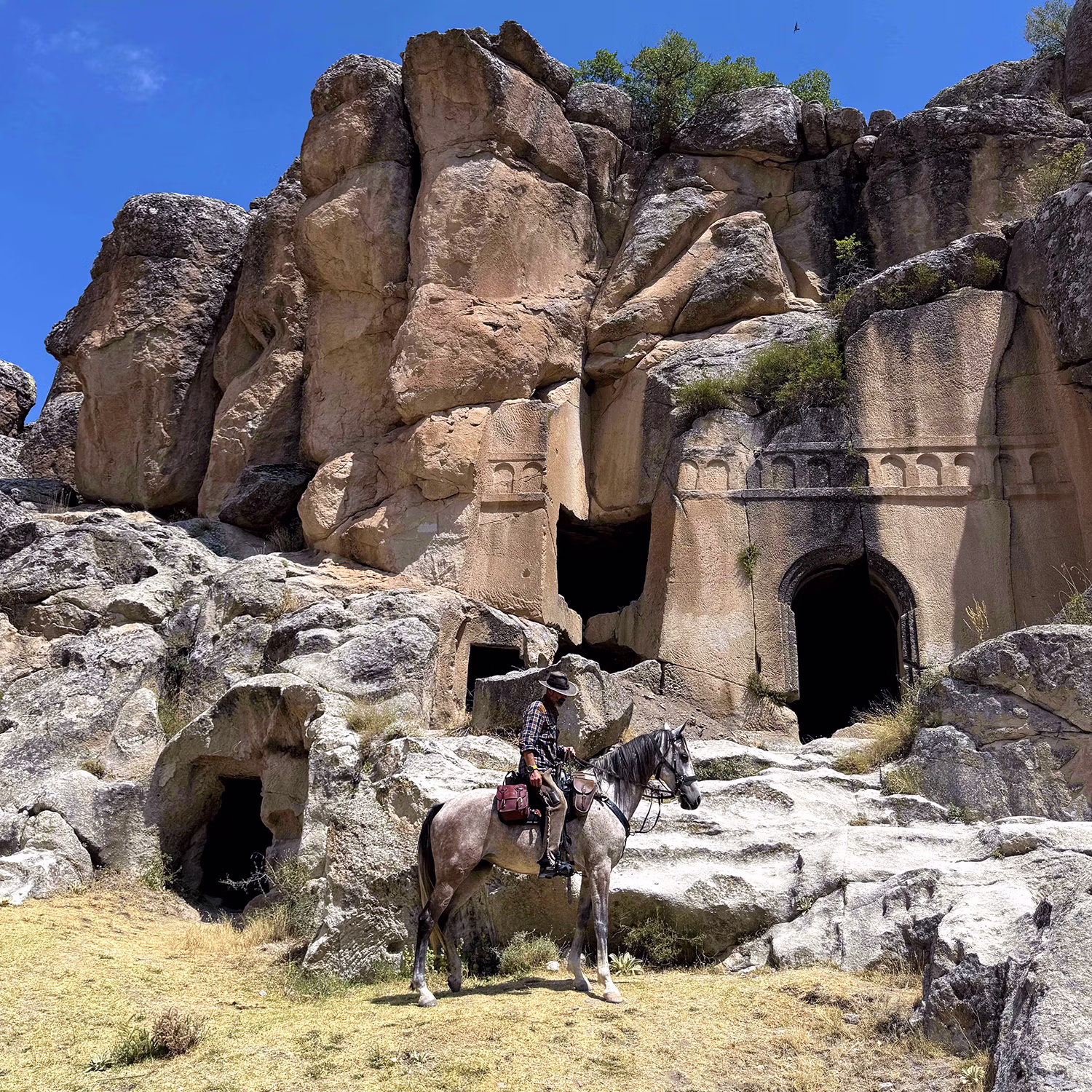 Cavalier posant devant les falaises de la Cappadoce Sauvage
