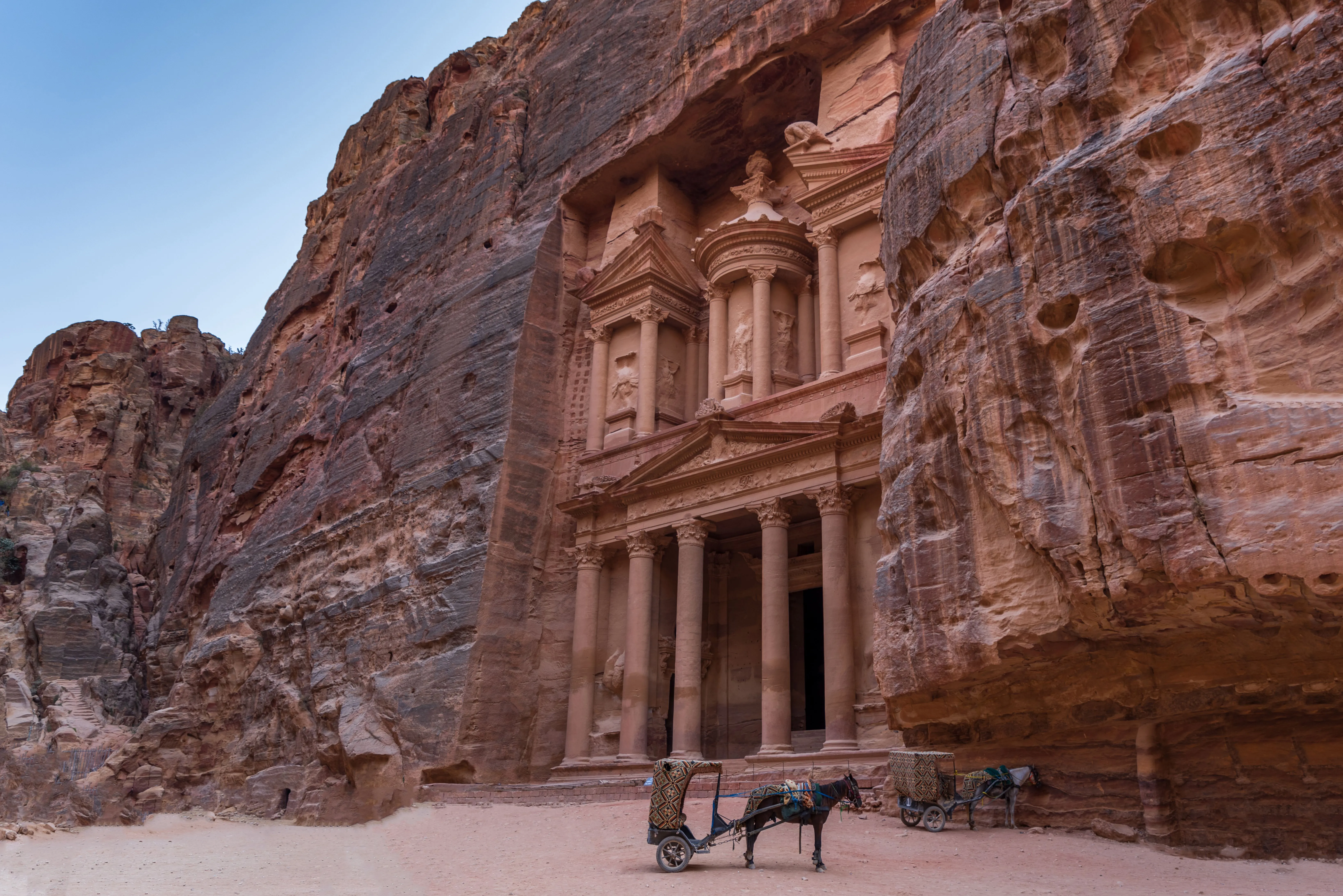Le célèbre site de Pétra, taillé dans les falaises de grès rose en Jordanie.