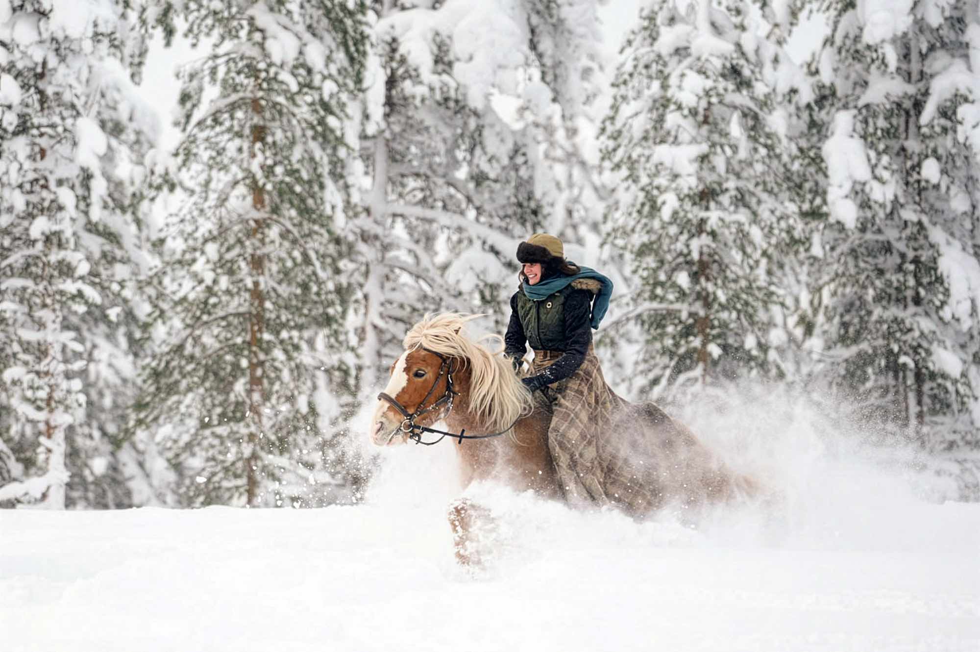 Cavalier à cheval dans les paysages enneigés de Laponie finlandaise