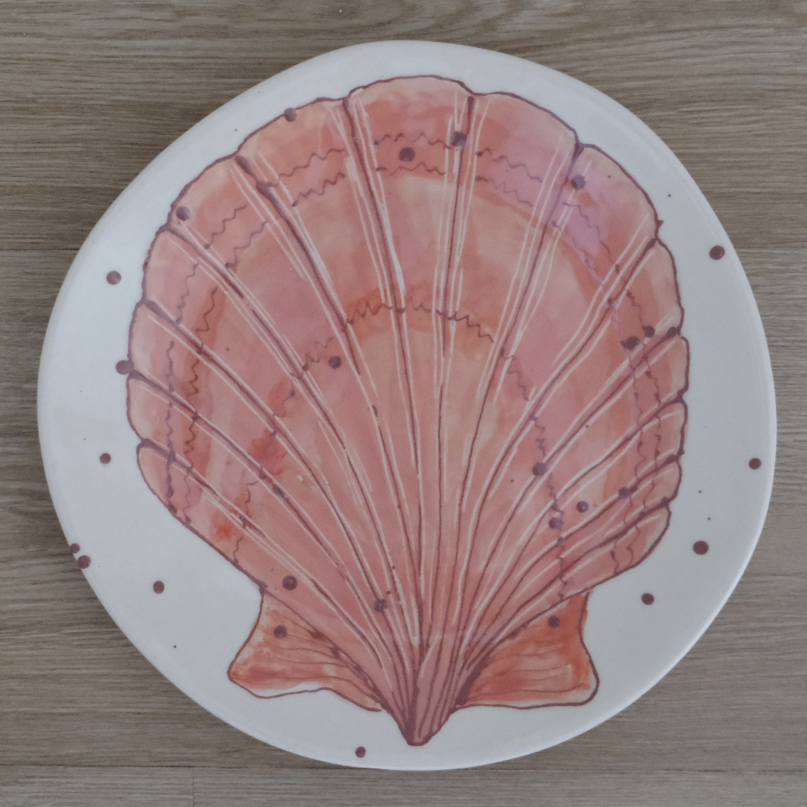 Hand-painted dinner plate with a pink scallop shell