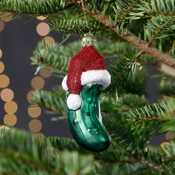 Weihnachtsgurke am Baum