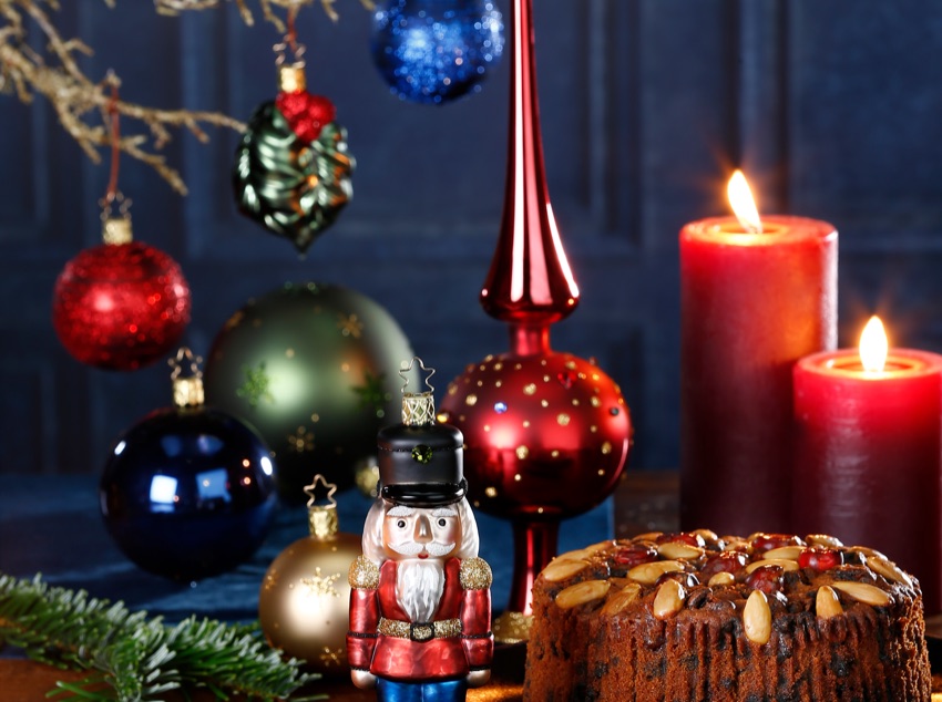 Nussknacker und klassischer Christbaumschmuck