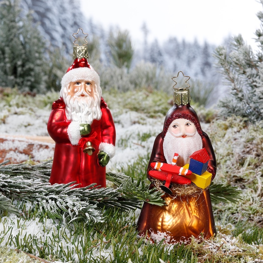 Zwei Weihnachtsmänner aus Glas im Schnee