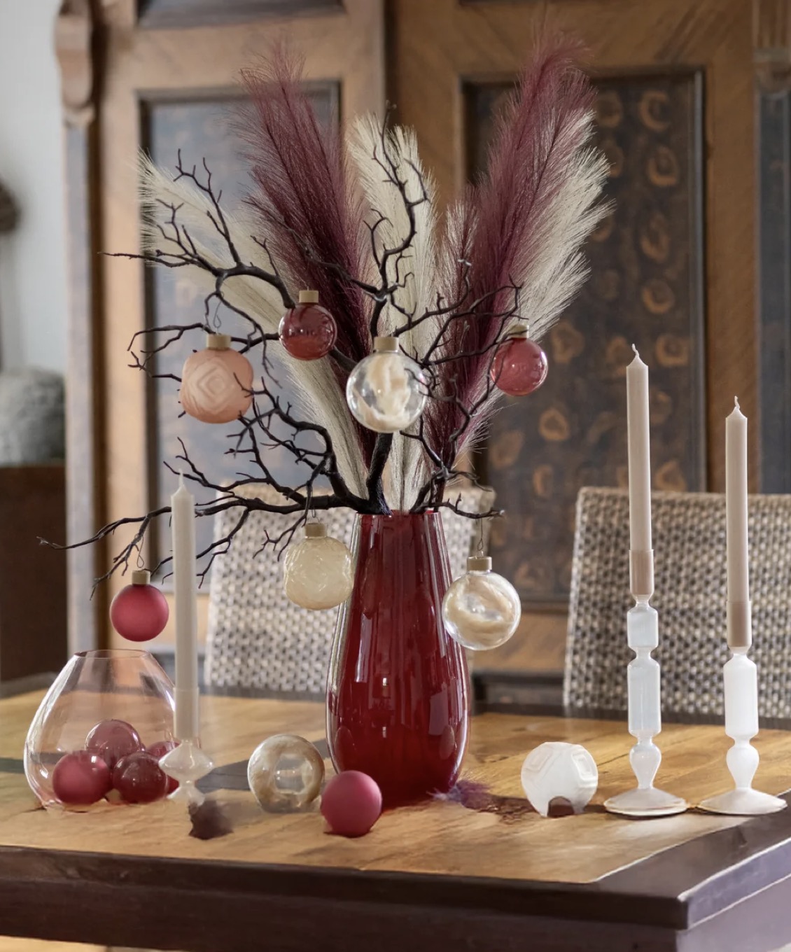 goldmarie Arrangement mit Glasvasen, Ornamenten und Kerzen