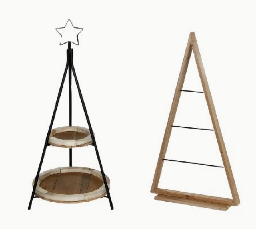 Zwei Dekoständer in Weihnachtsbaumform aus Metall und Holz.