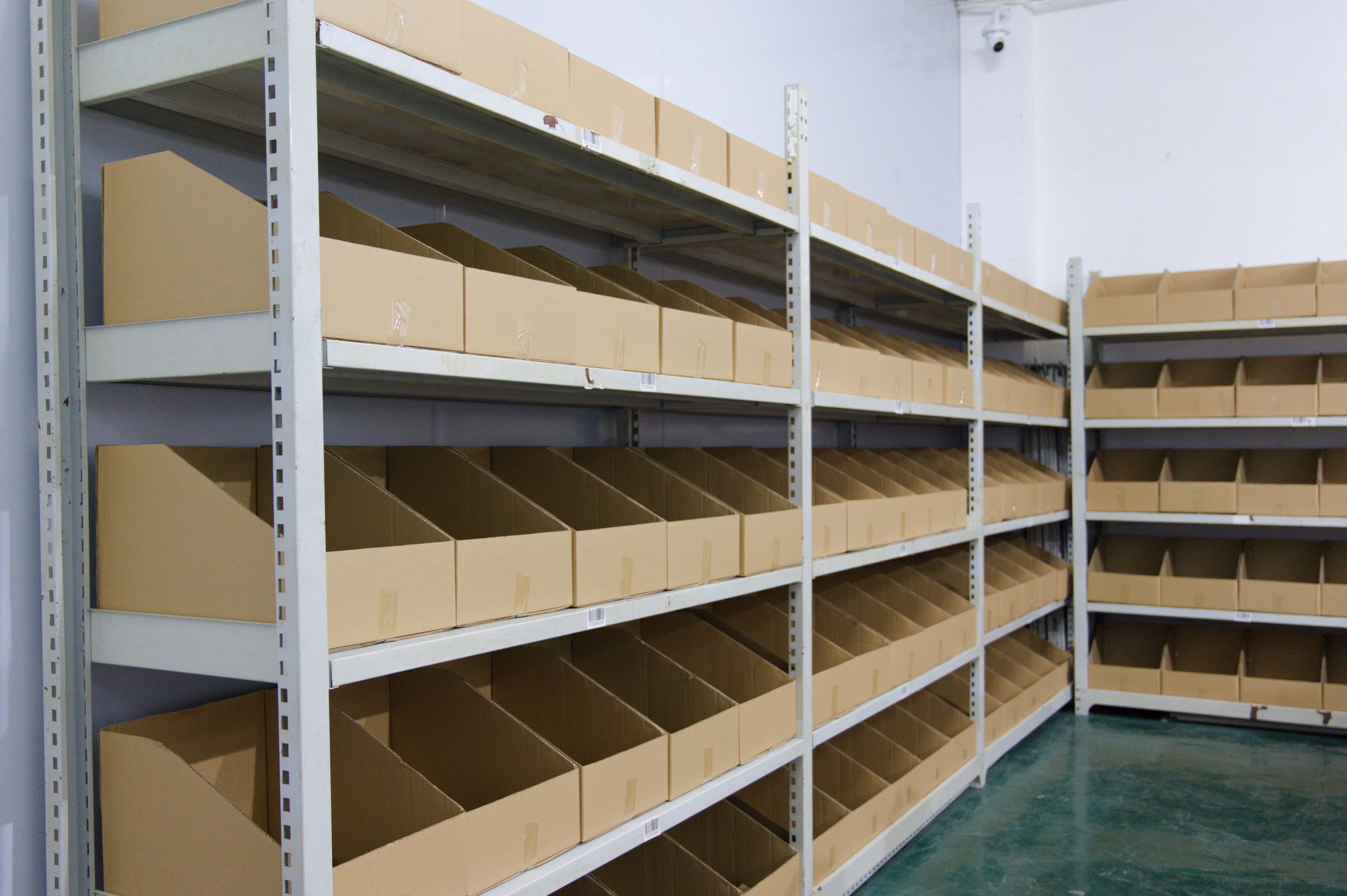 Rows of pick bins at Omina's China facility