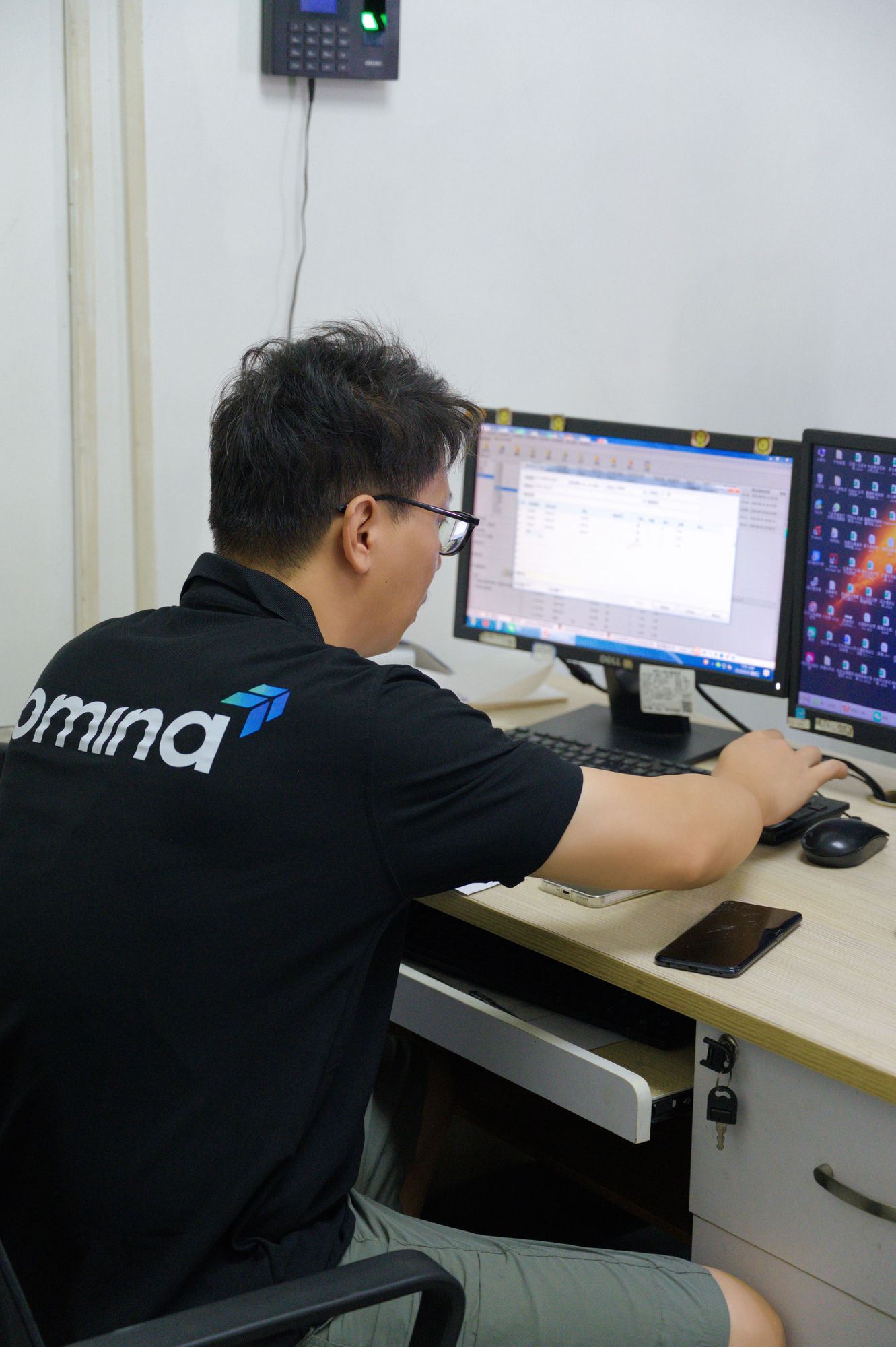 Omina operator working in the WMS