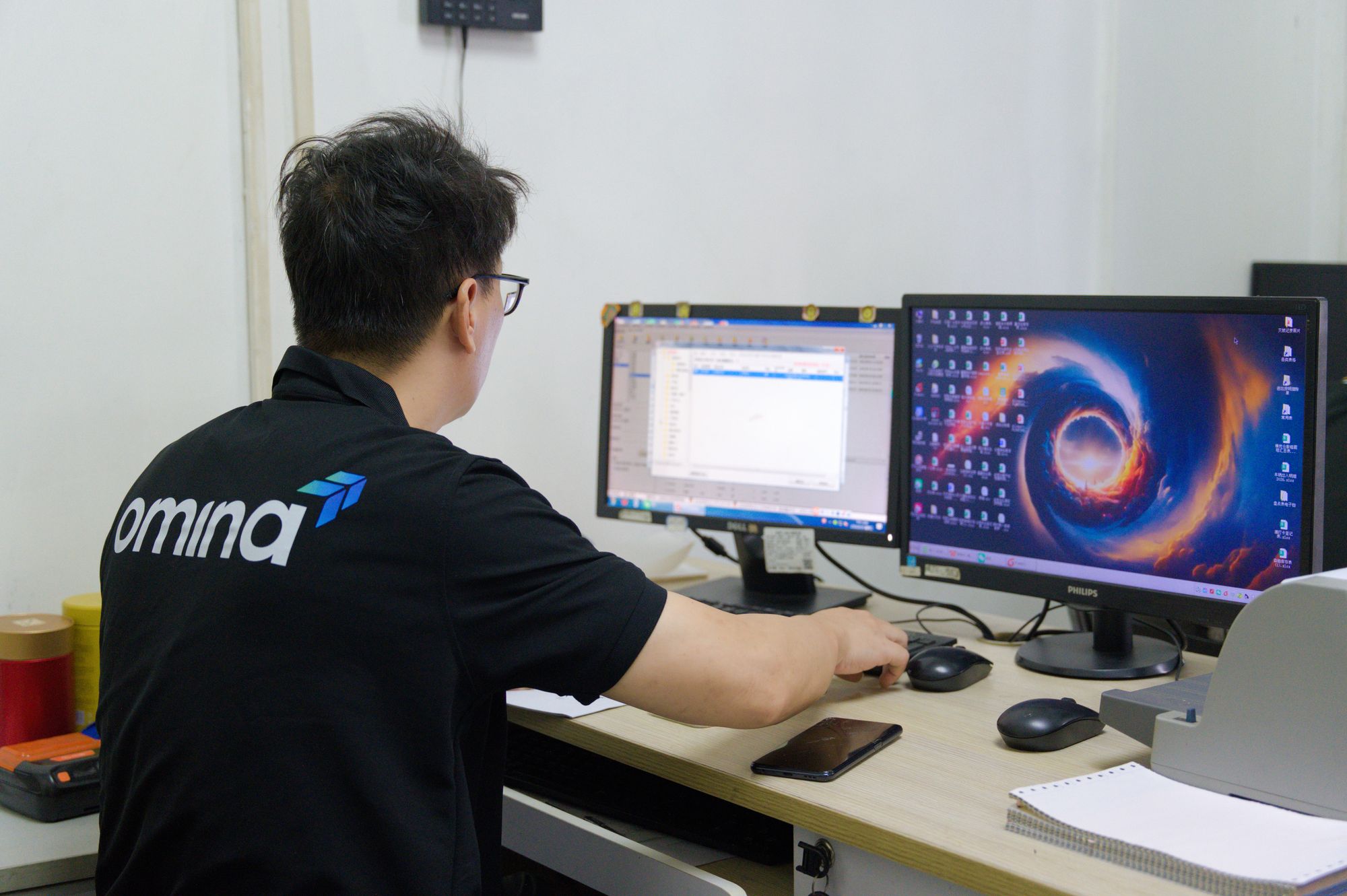 Omina operator at a WMS workstation