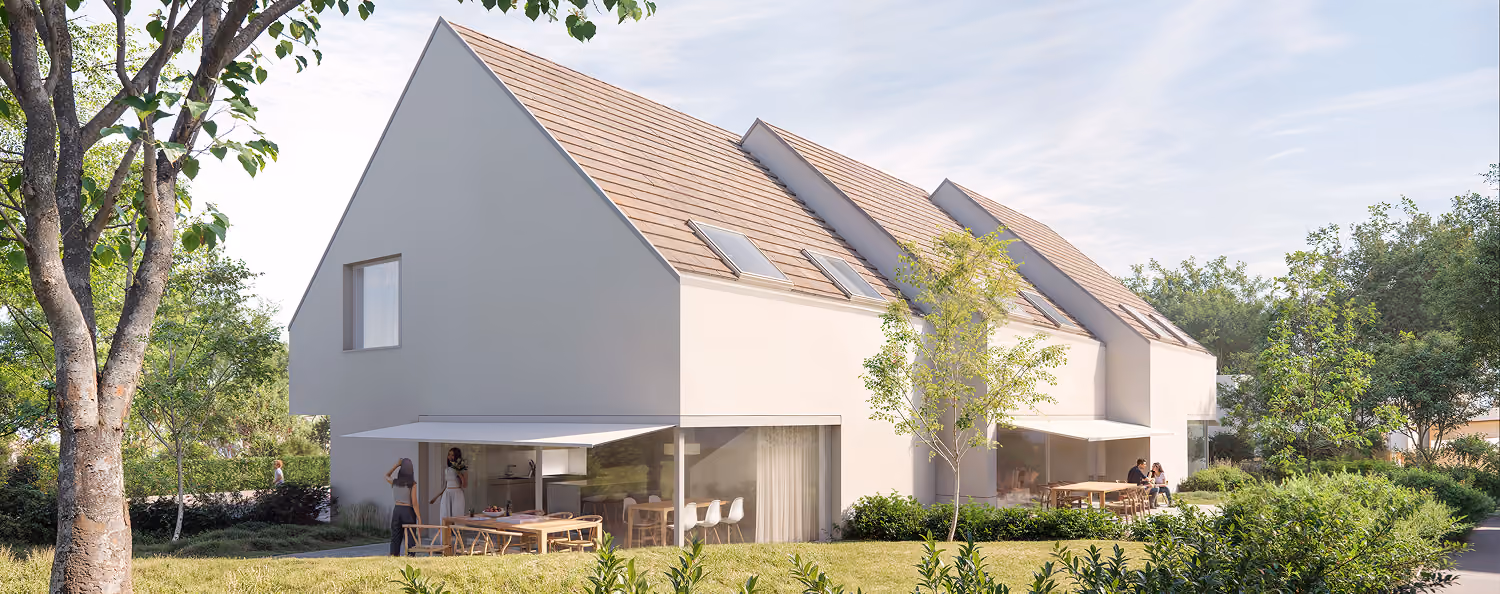 Maison moderne avec toits en pente, grandes fenêtres et terrasse dans un jardin verdoyant.