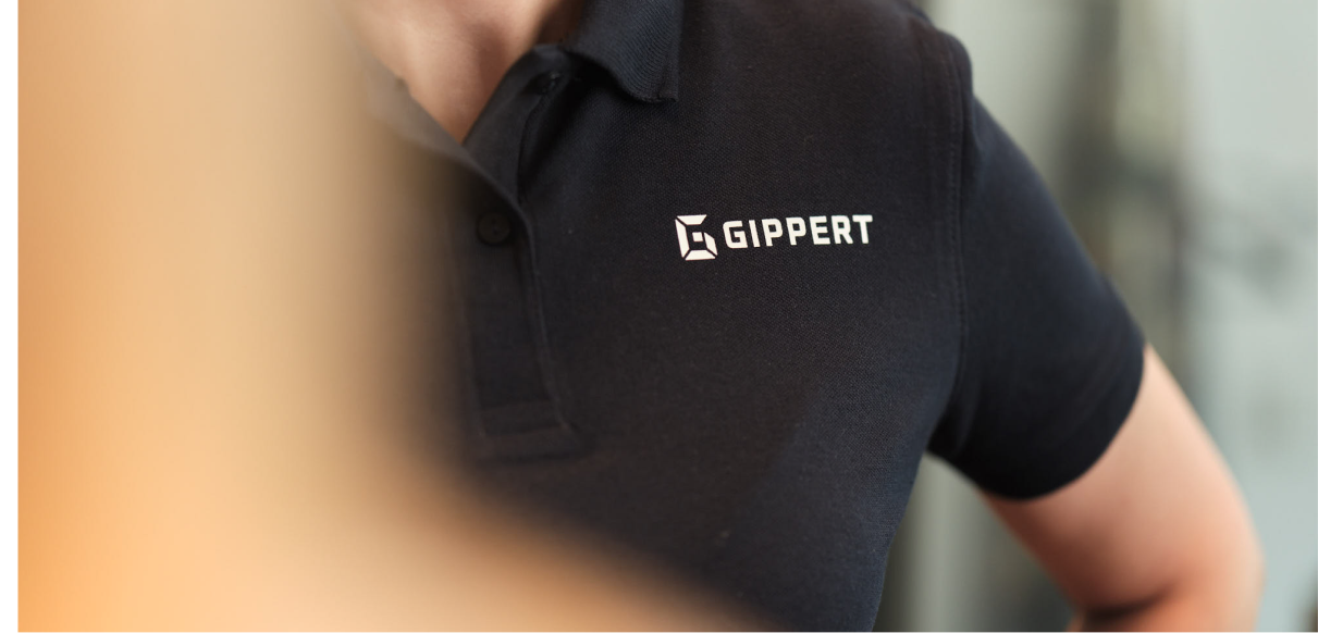 Gippert Mitarbeiter mit Firmenpolo