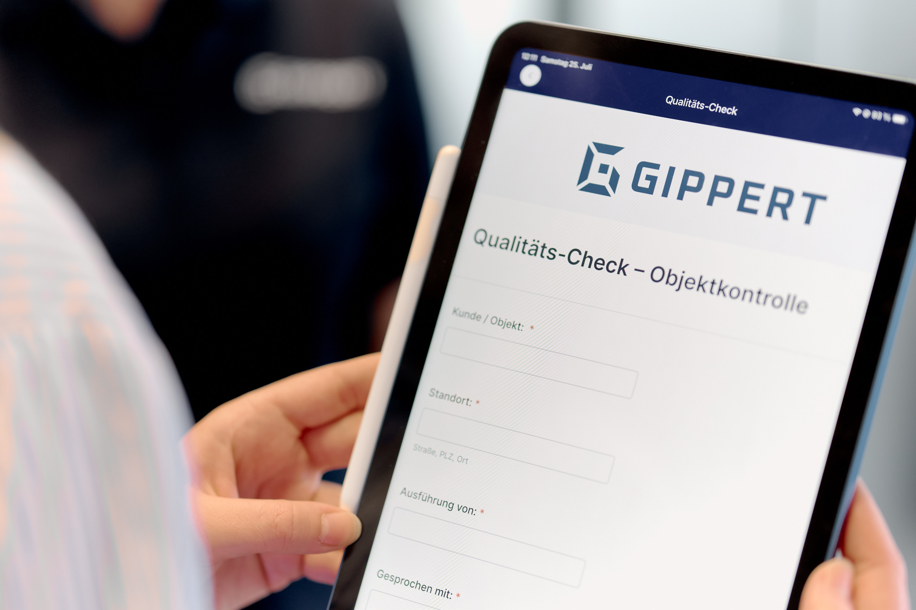 Tablet zeigt Gippert Qualitäts-Check Formular zur Objektkontrolle in deutscher Sprache.