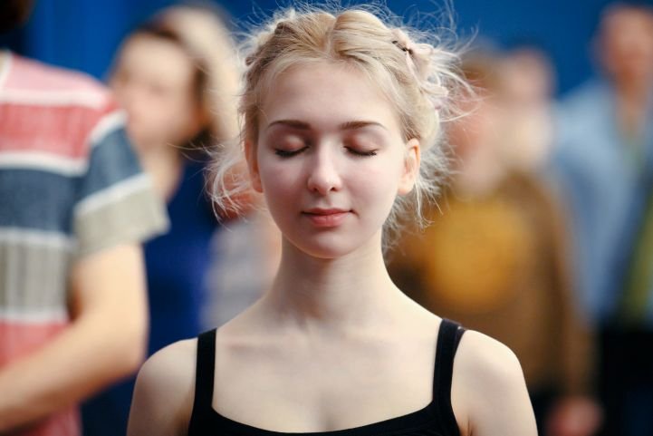 A young woman meditating to regulate her nervous system.