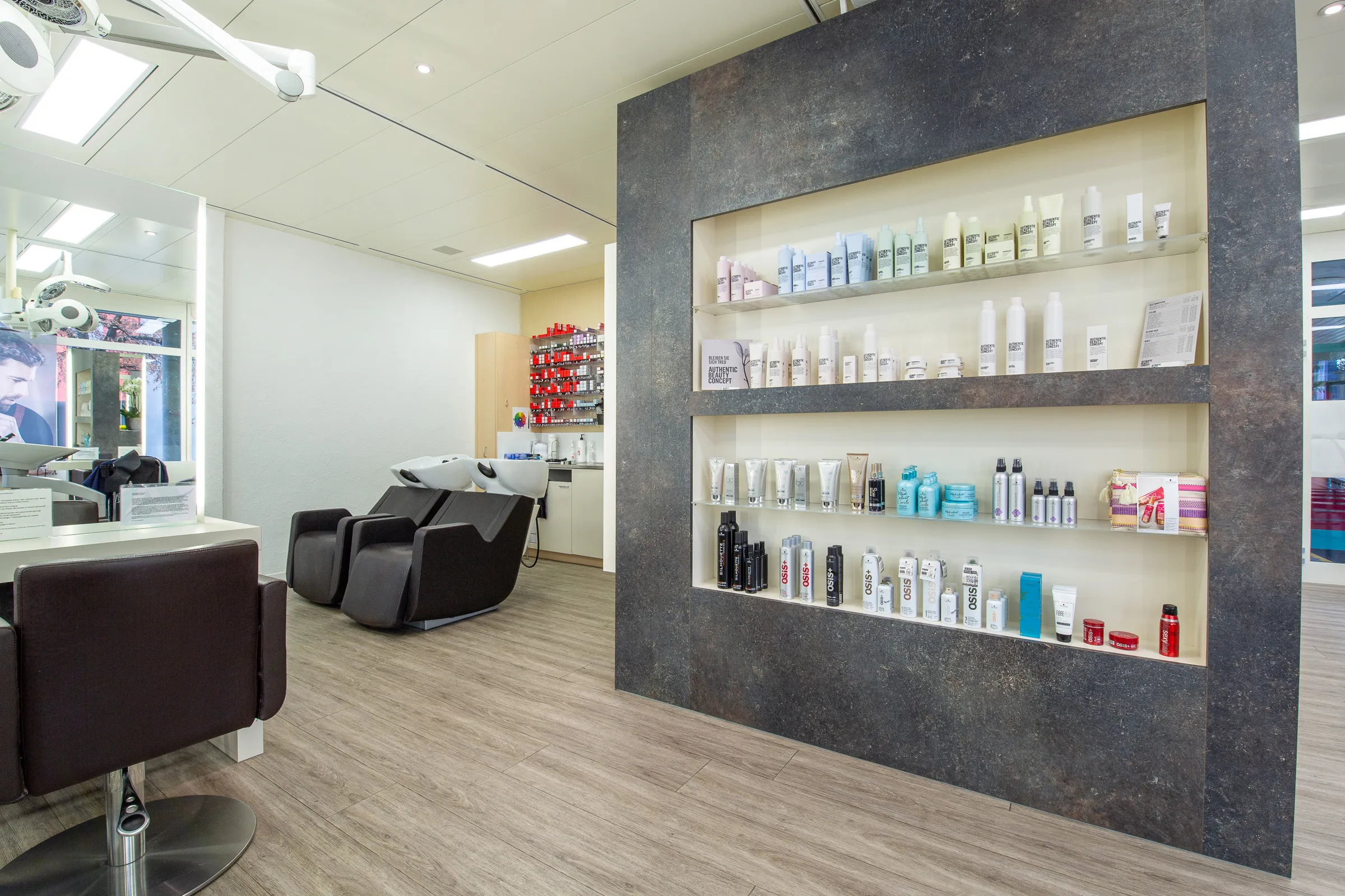 Diverse Pflegeprodukte im Salon zu kaufen
