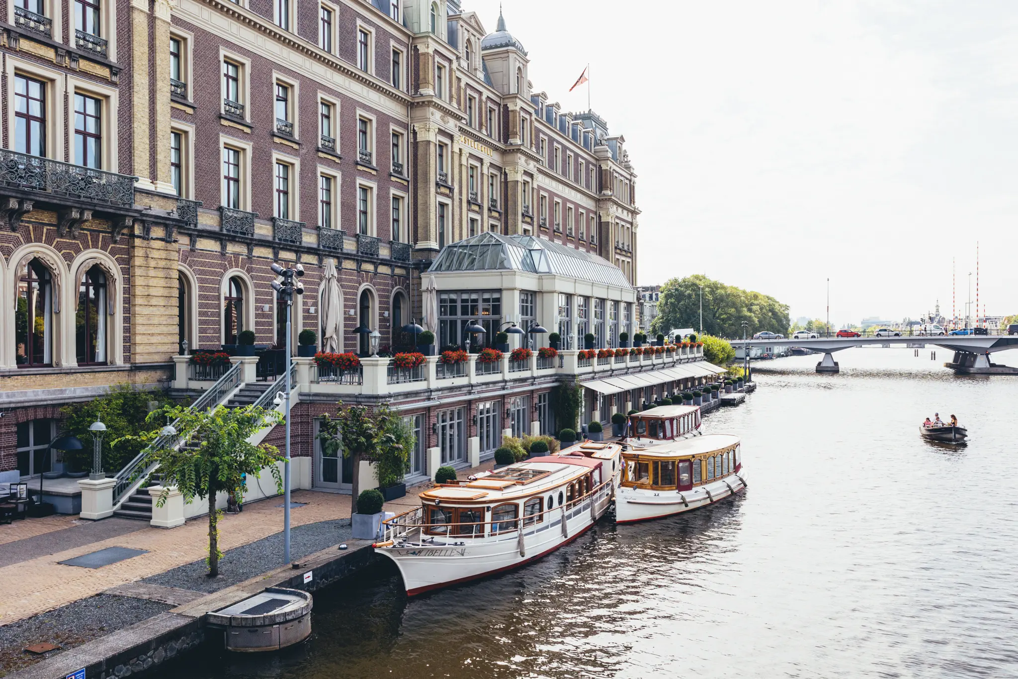 Terras van het Amstel Hotel met plantenbakken aan de Amstel