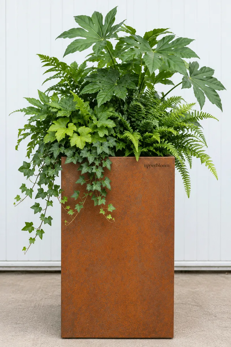 Hoge cortenstalen plantenbak met vingerplant, varens en hangende klimop