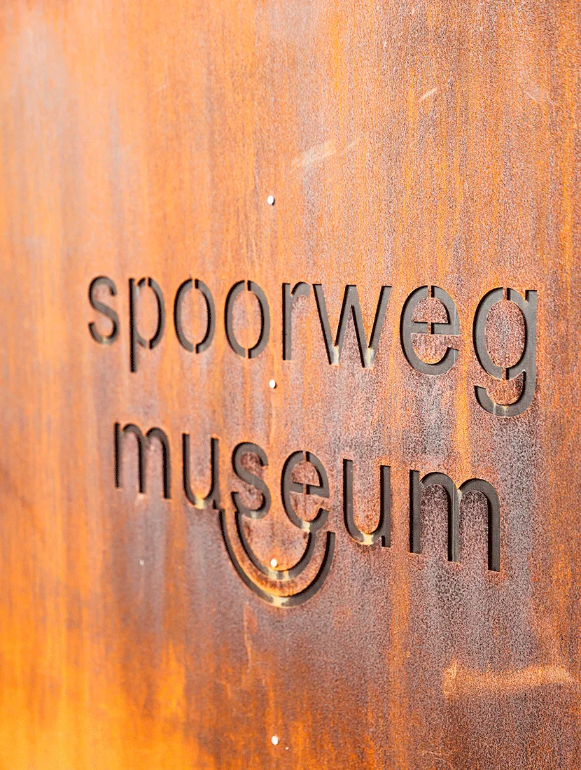 Cortenstalen paneel met het uitgesneden logo van het Spoorwegmuseum