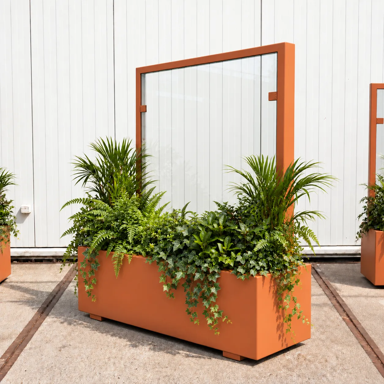 Oranje rechthoekige plantenbak met glazen windscherm, palmen, varens en hangende klimop