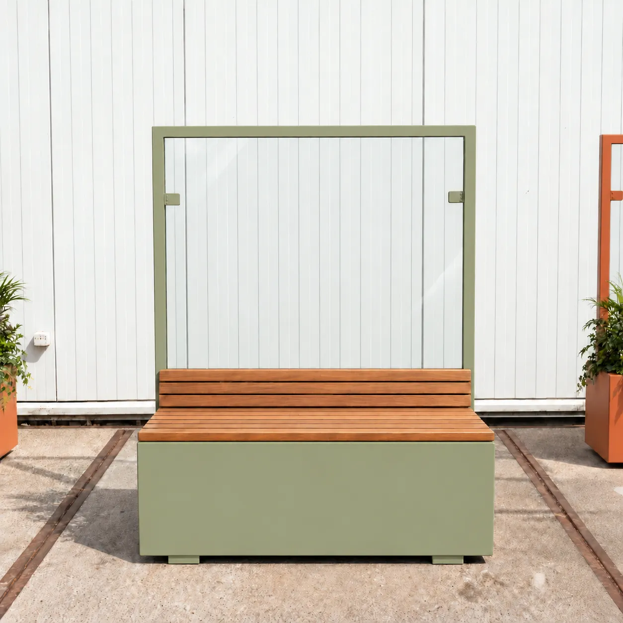 Groene bankbak met houten zitting en glazen windscherm, zonder beplanting