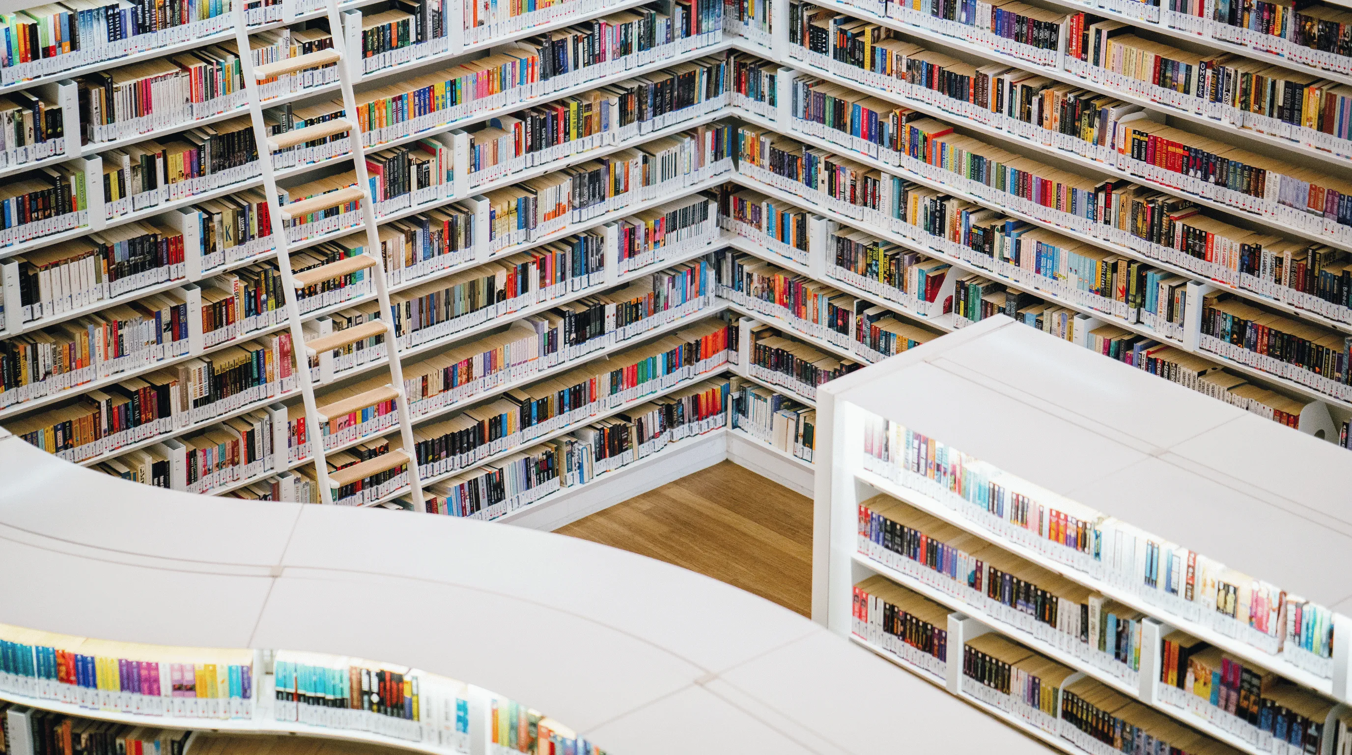 Bibliotheek met boekenkasten in een schoolgebouw
