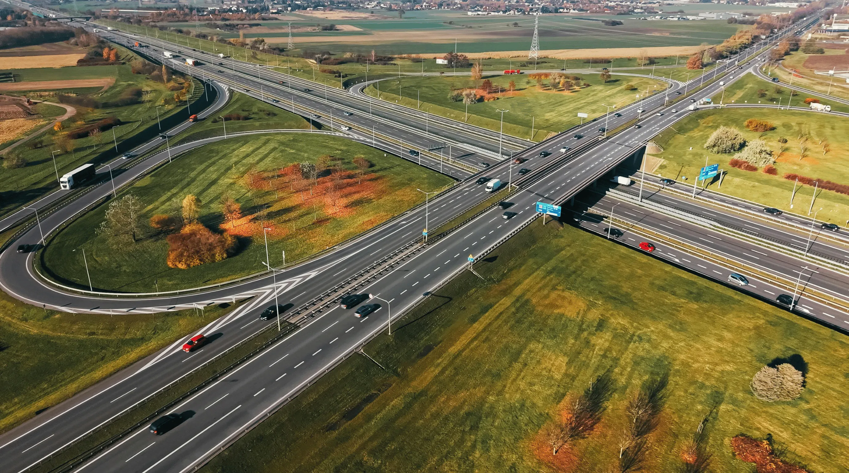 Luchtfoto van een verkeersknooppunt met vrachtverkeer