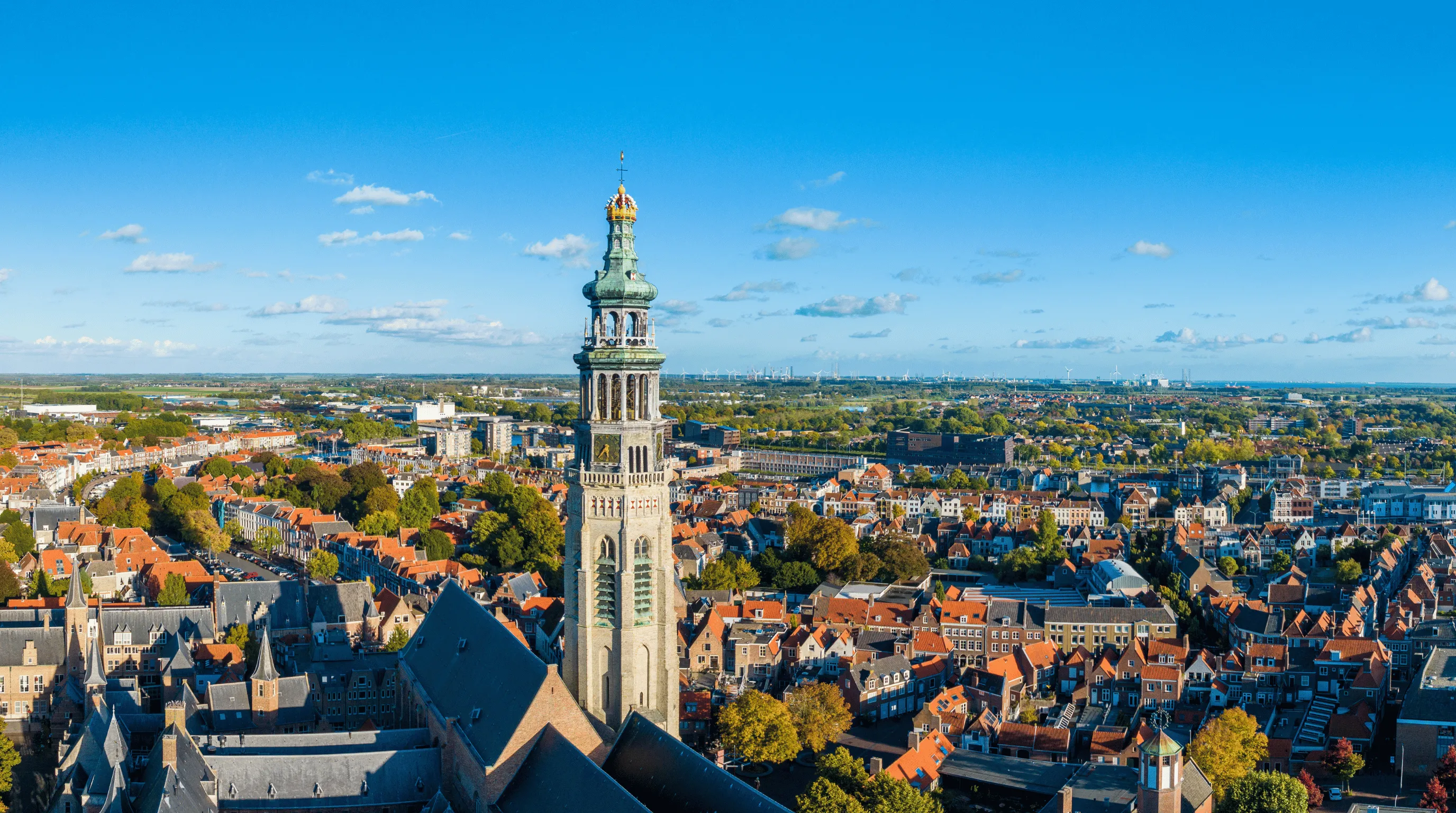 Luchtfoto van de Lange Jan-toren en de binnenstad van Middelburg