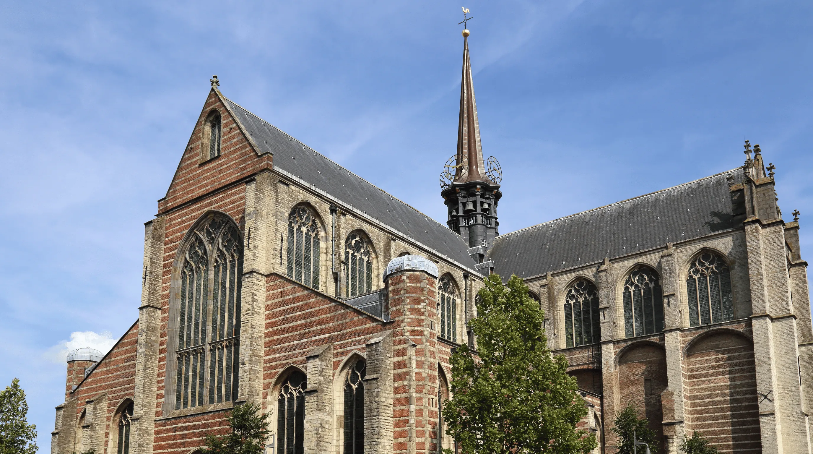 Grote Kerk van Goes met spits, gezien vanaf de zijkant