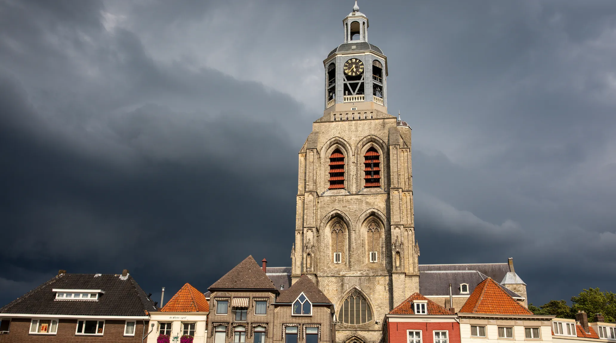 Kerktoren met klok in Bergen op Zoom, tegen een blauwe lucht