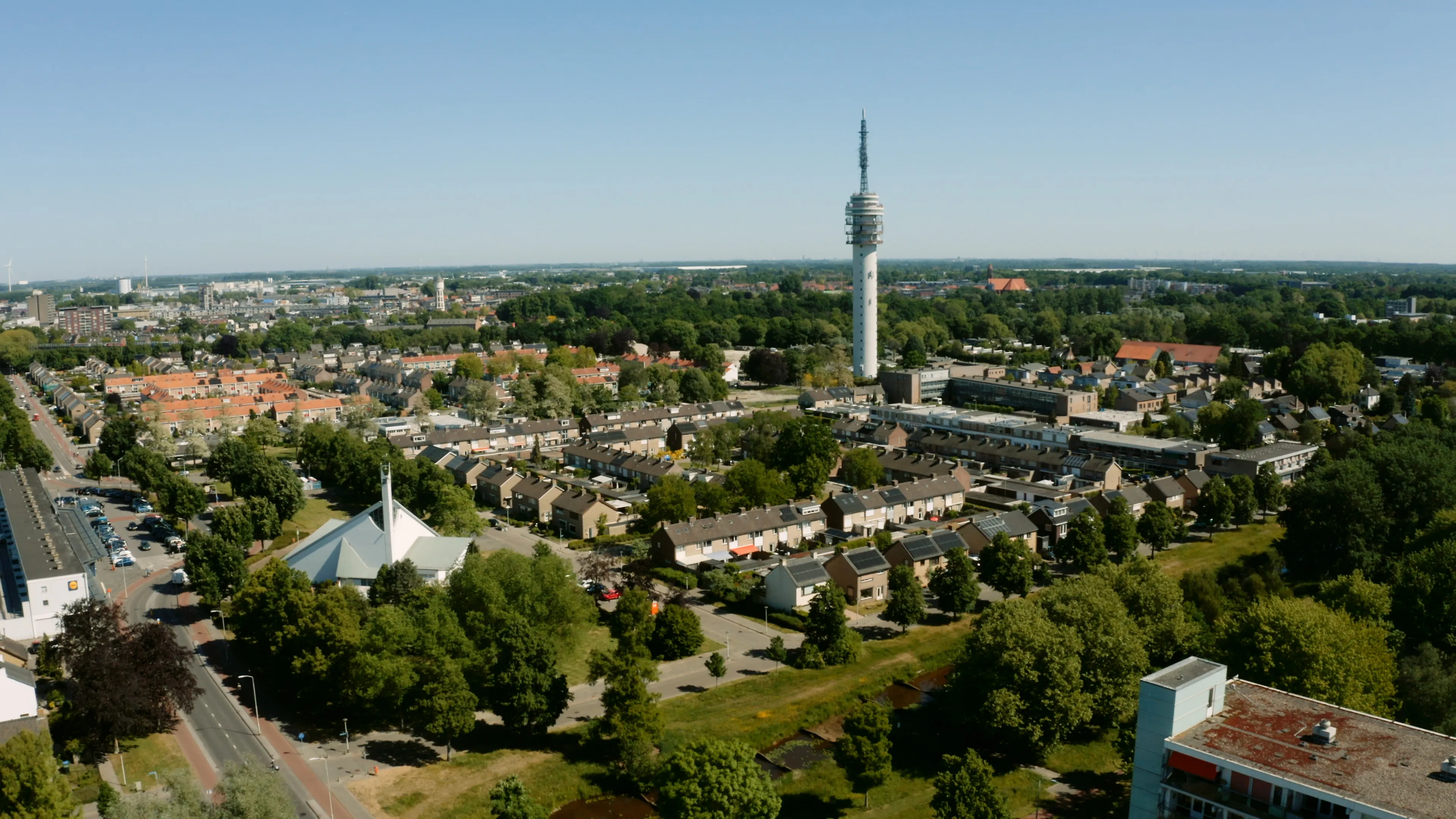 Luchtfoto van Roosendaal met de zendtoren en woonwijken