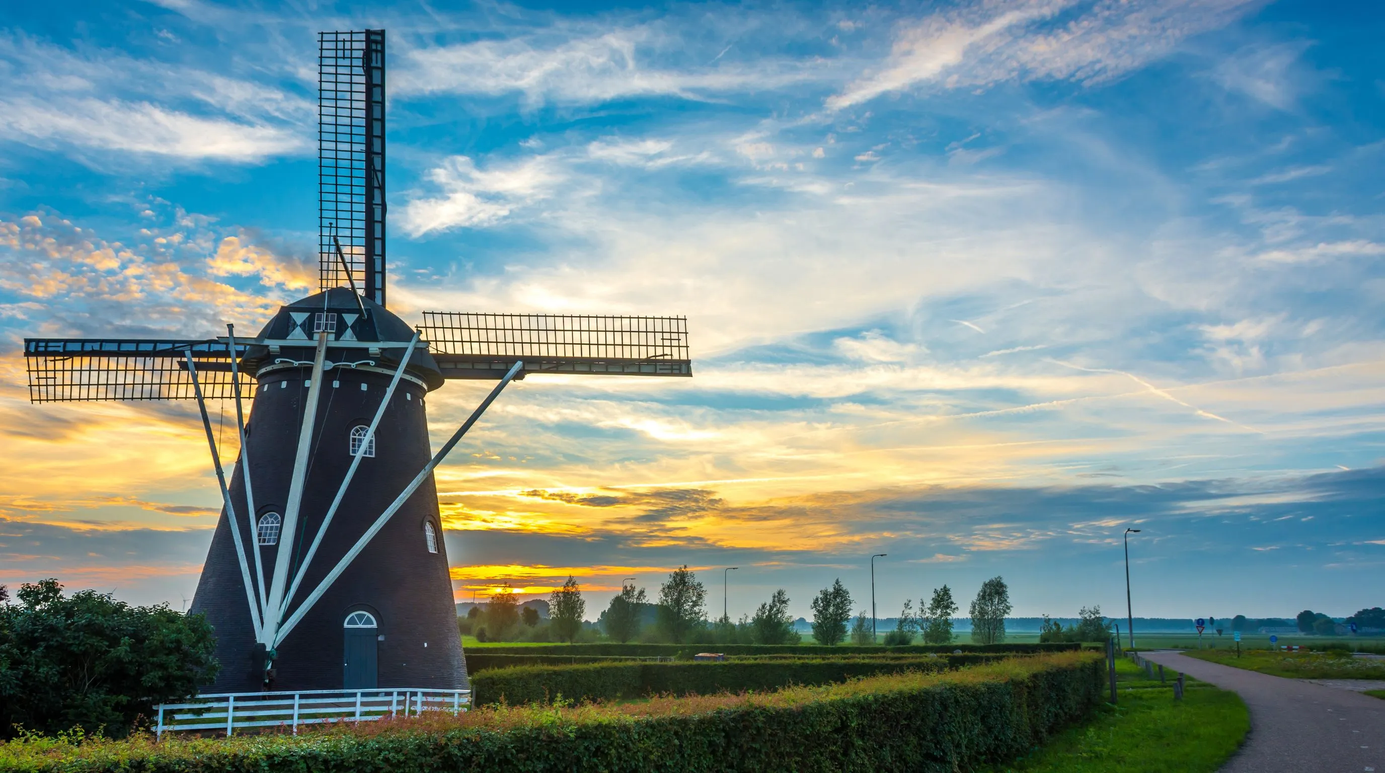 Molen bij Etten-Leur tegen een kleurrijke lucht bij zonsondergang