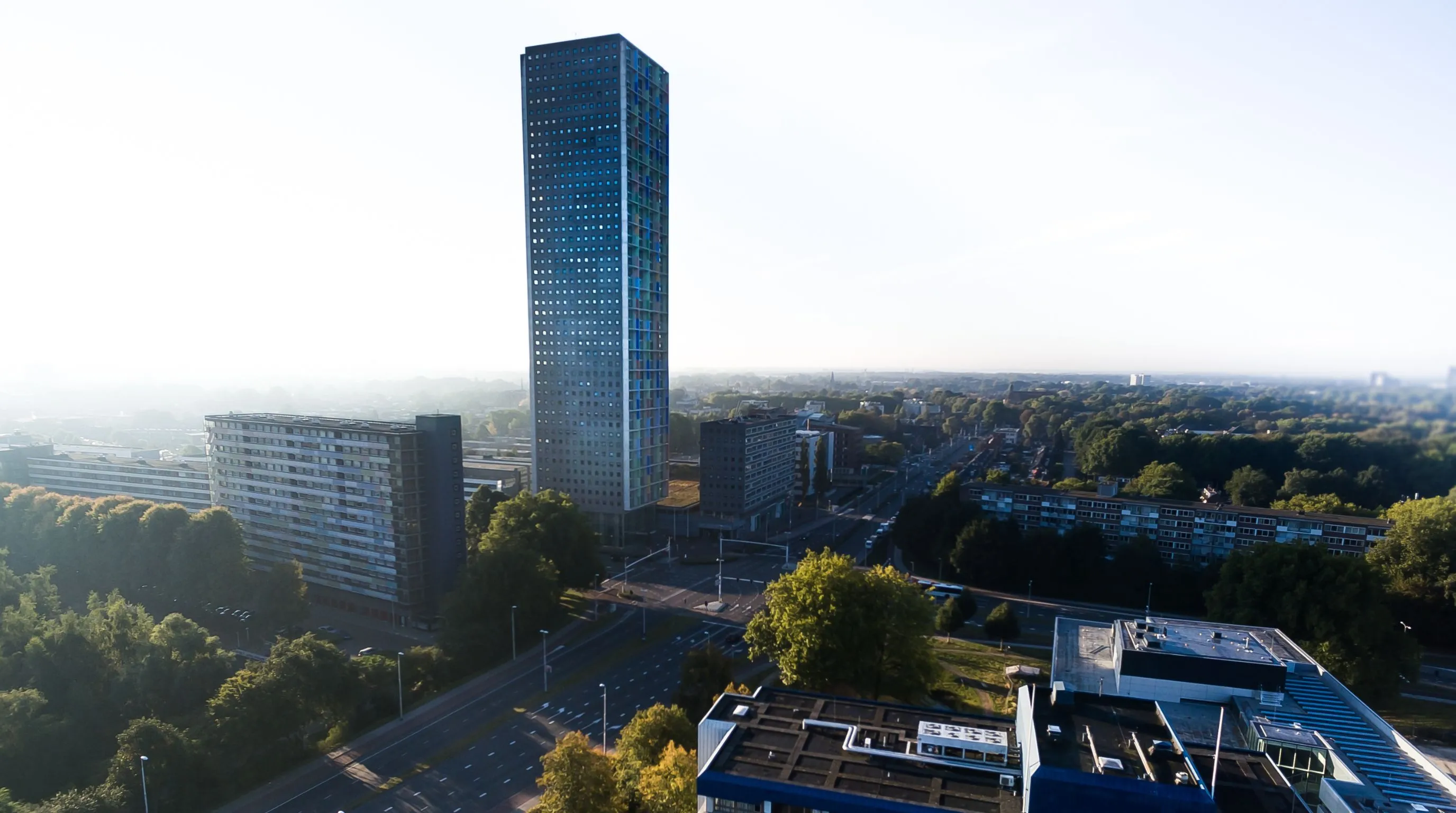 Luchtfoto van Tilburg met de Westpoint-woontoren in de ochtendzon