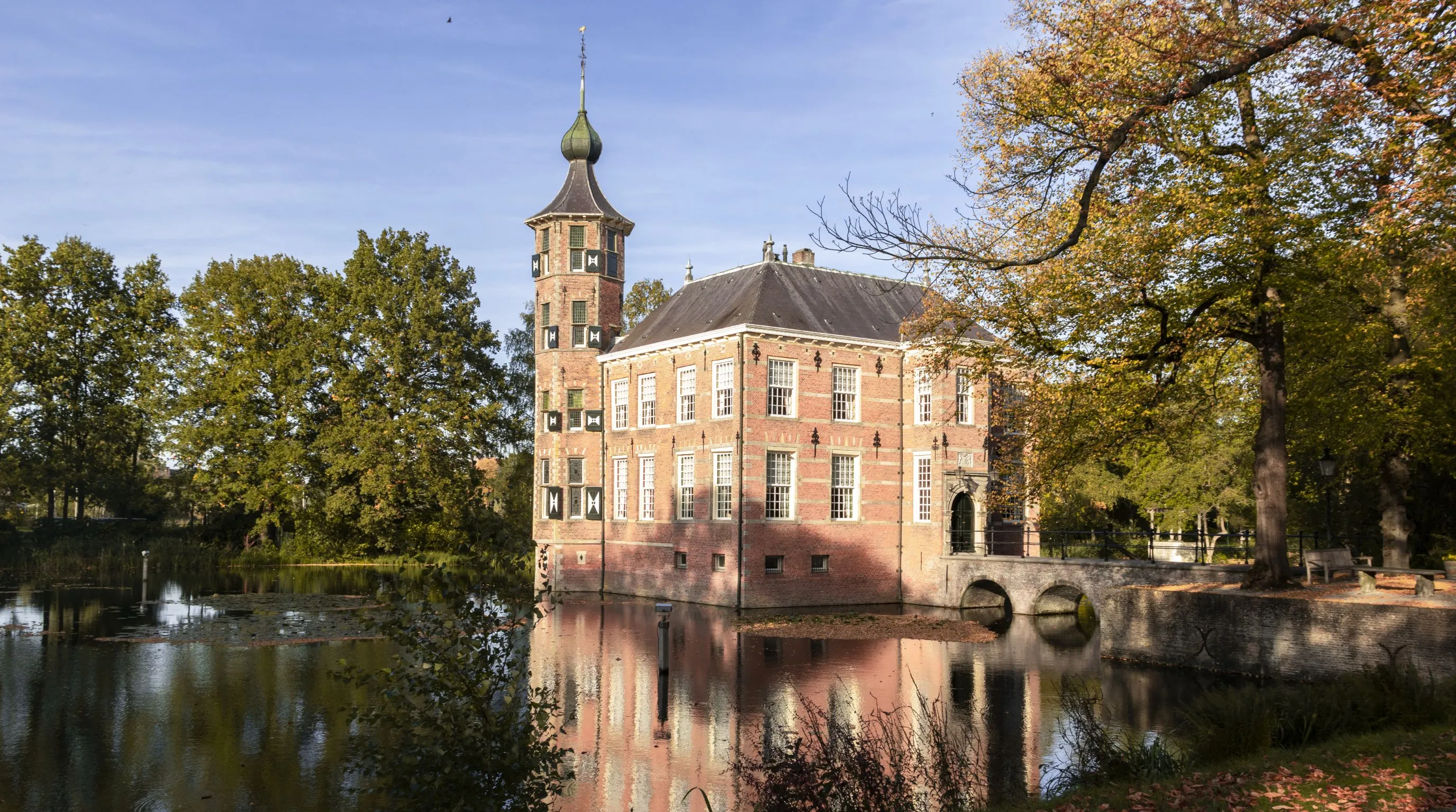 Kasteel Bouvigne in Breda, weerspiegeld in de slotgracht in herfstlicht