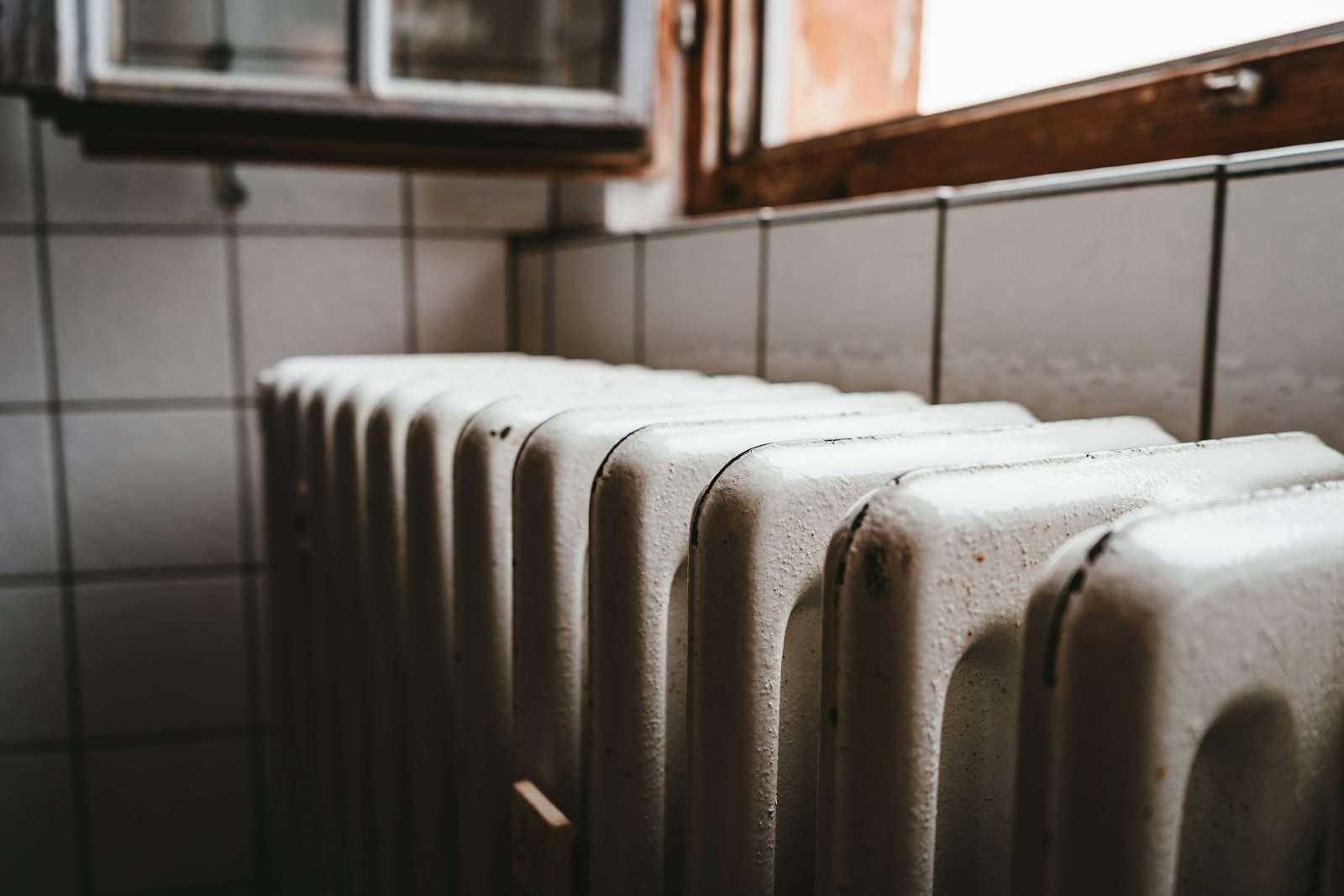 Radiator wordt afgekoppeld van de leidingen aan de muur
