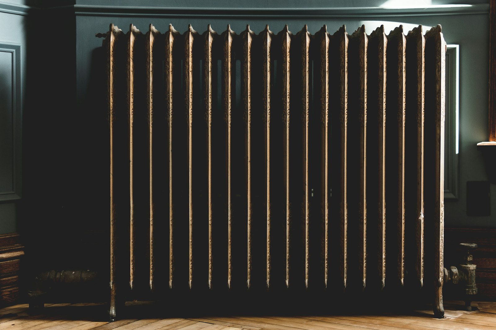 Radiator wordt ontlucht met een ontluchtingssleutel