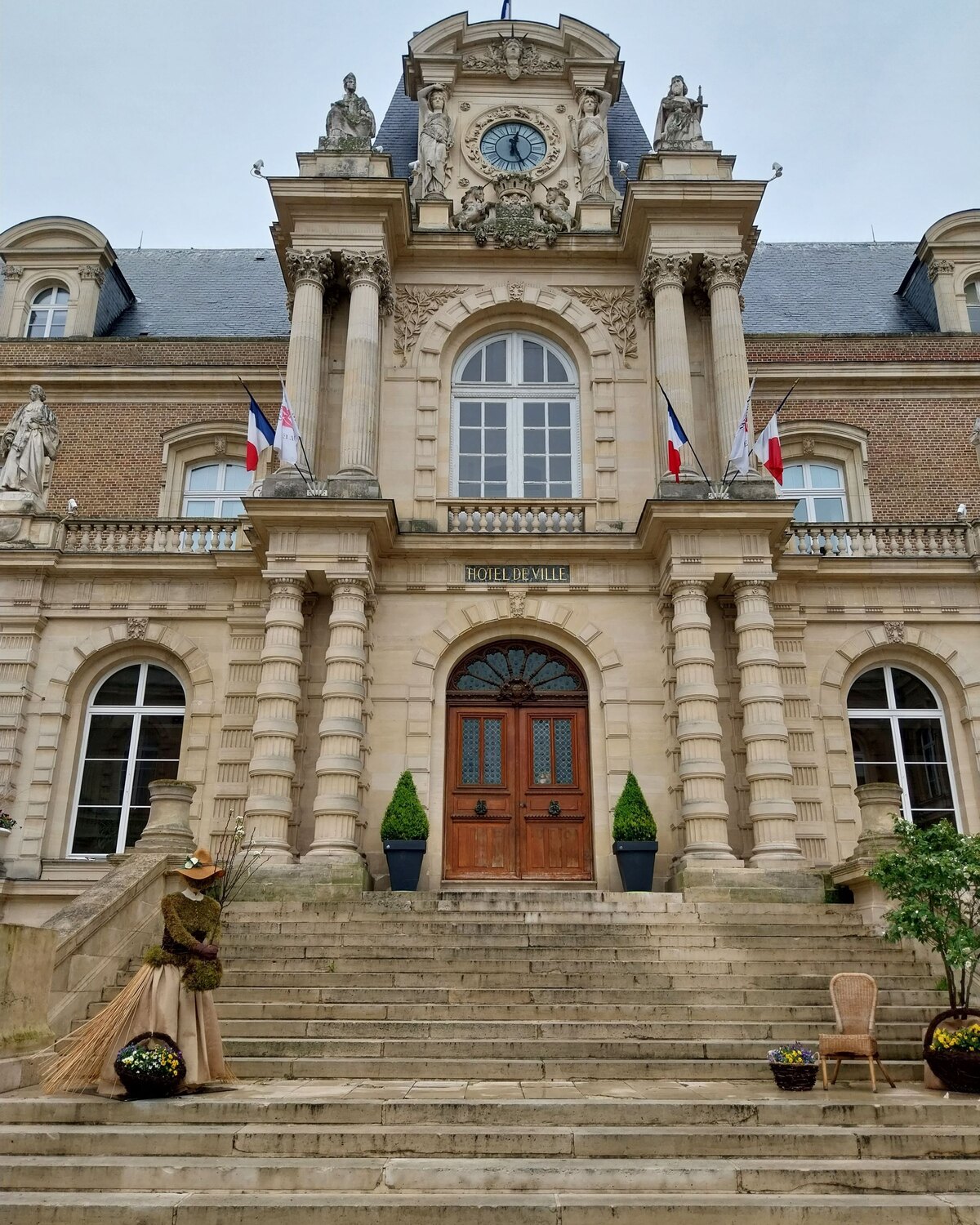 Façade d’un hôtel de ville français, symbole de l’action publique locale.
