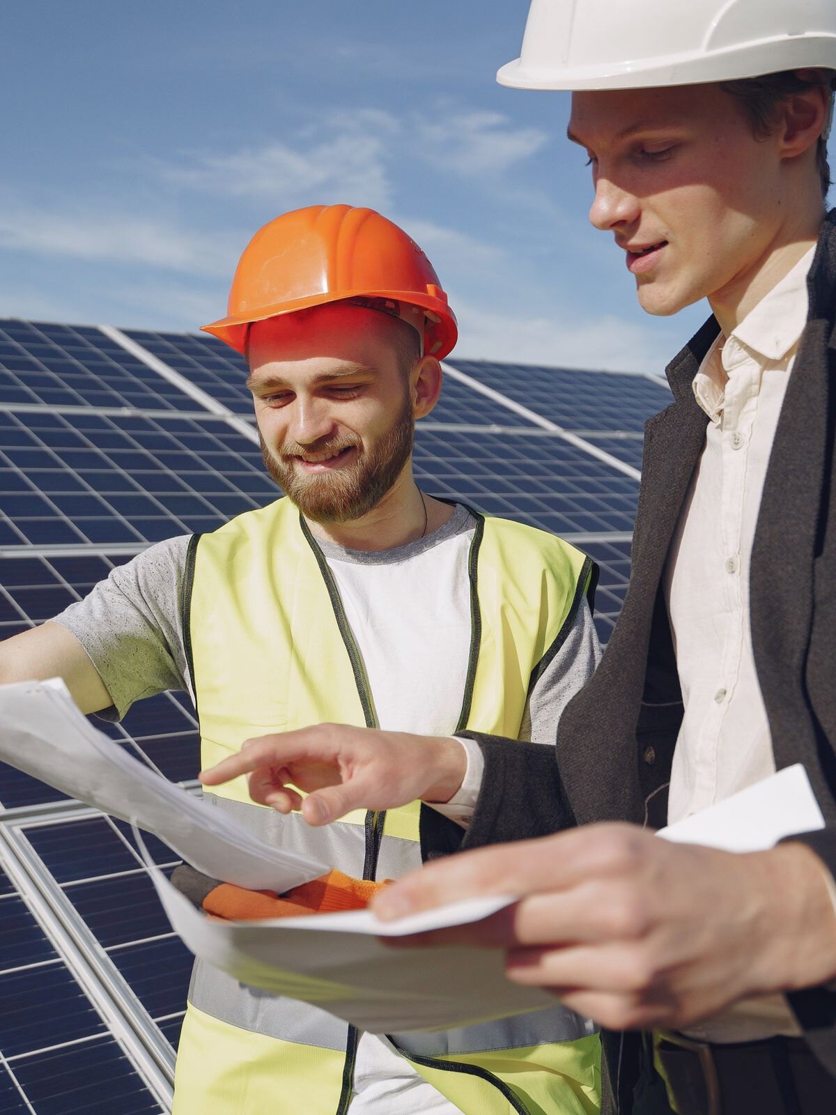 Deux professionnels examinent un projet d’installation solaire.