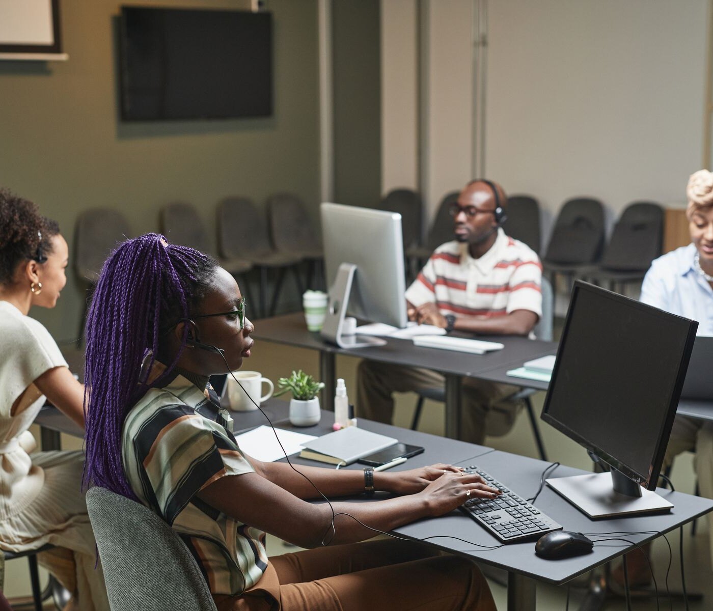 Une équipe échange pour mieux accompagner les usagers d’un service.