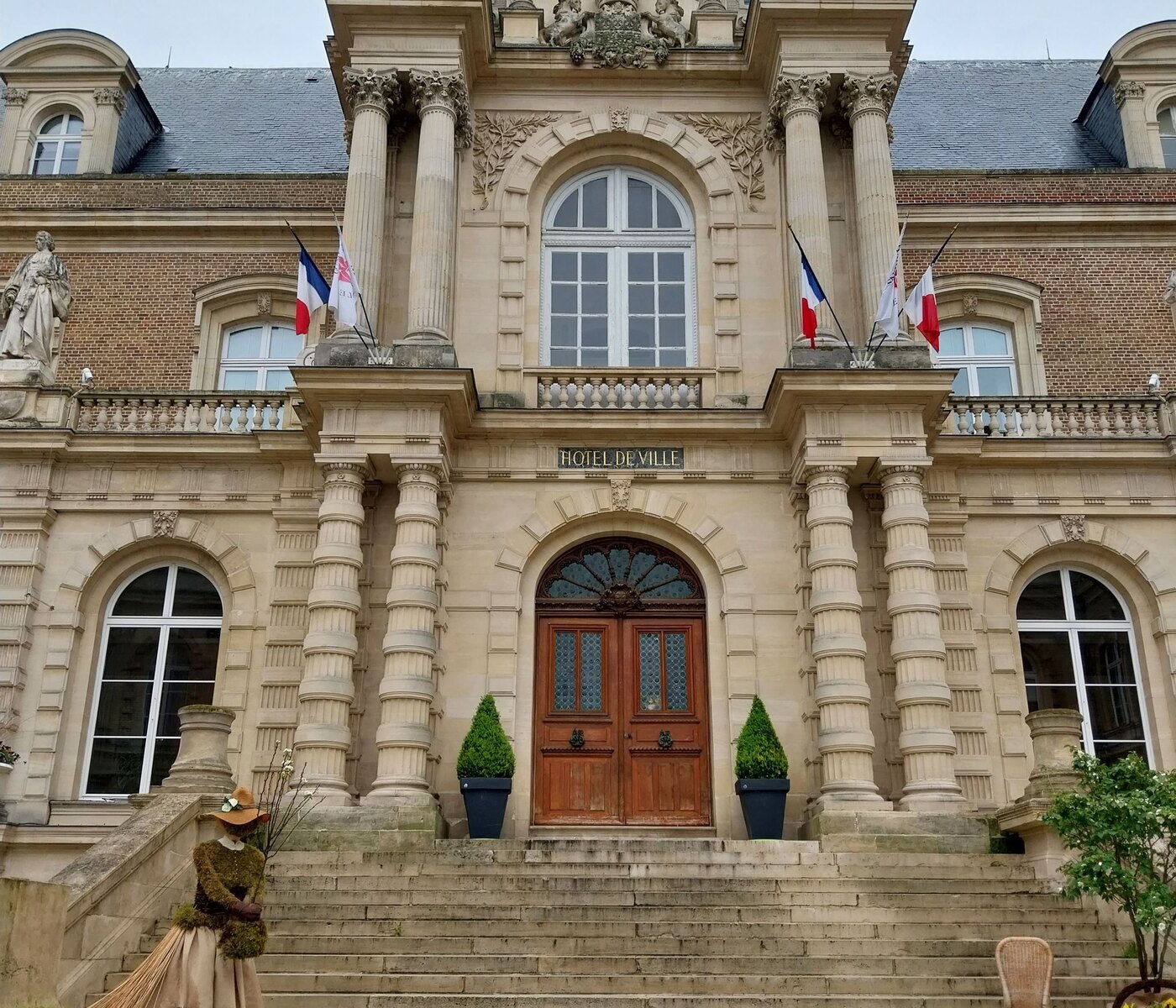 Façade d’un hôtel de ville français, symbole de l’action publique locale.