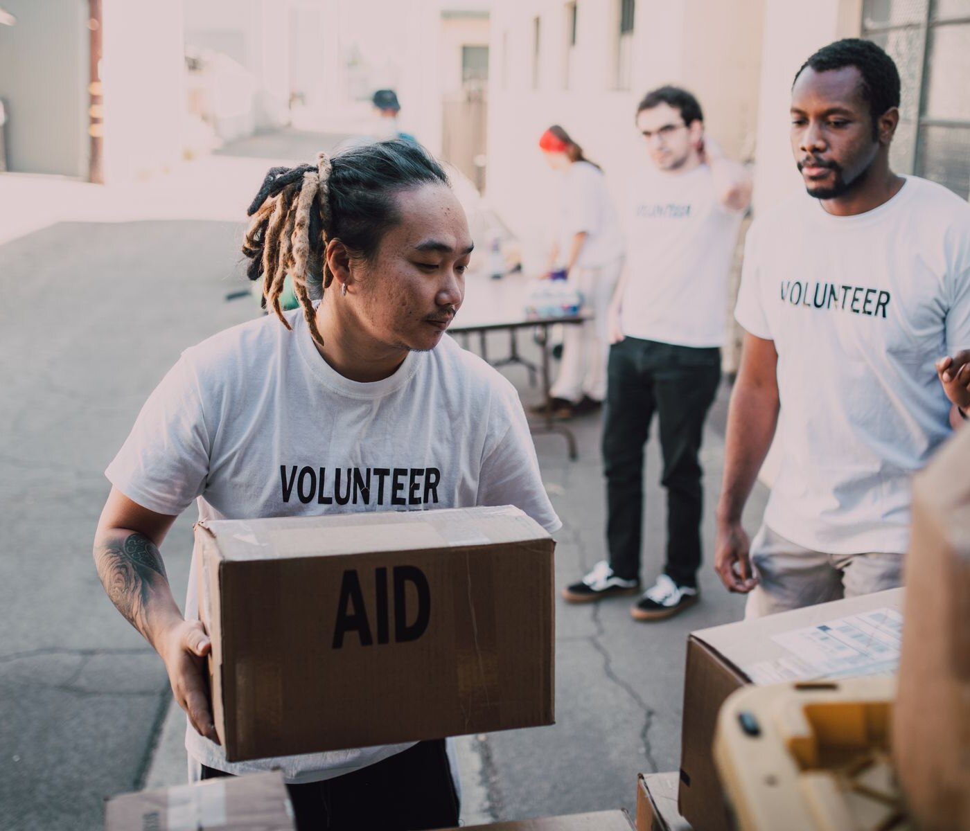 Des bénévoles déchargent du matériel destiné à une action de solidarité.