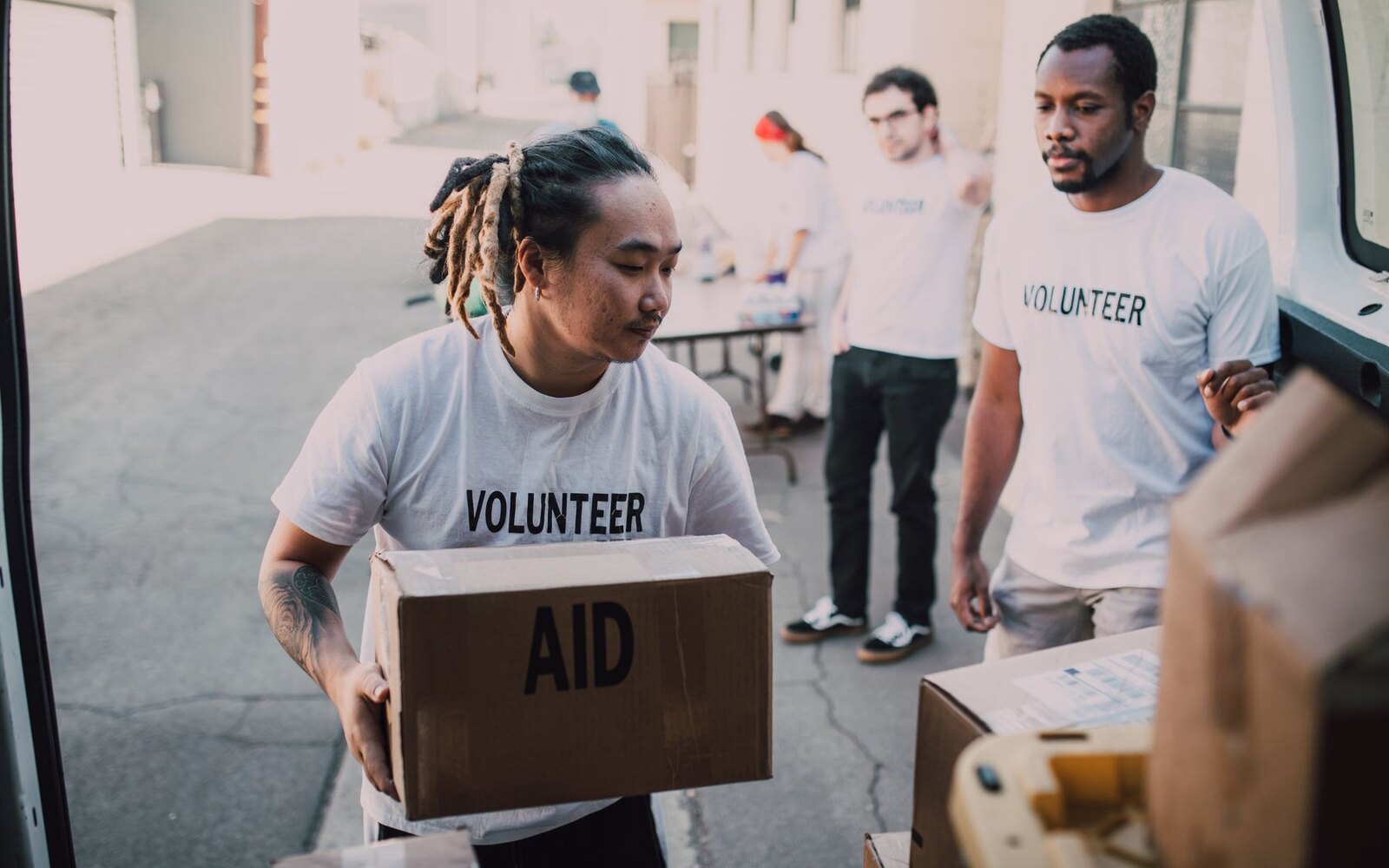 Des bénévoles déchargent du matériel destiné à une action de solidarité.