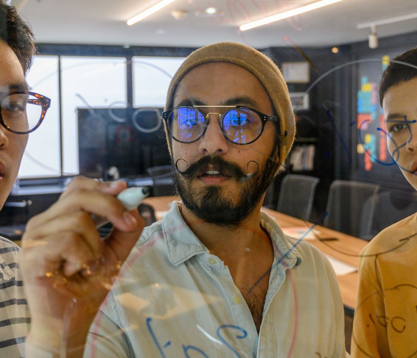 Une équipe construit et suit sa feuille de route lors d’un atelier collaboratif.