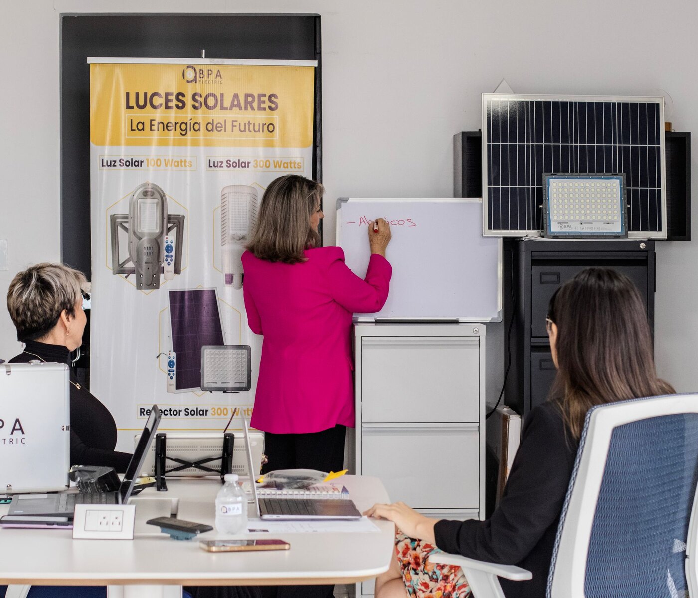 Une équipe travaille sur une stratégie de transition fondée sur l’énergie solaire.