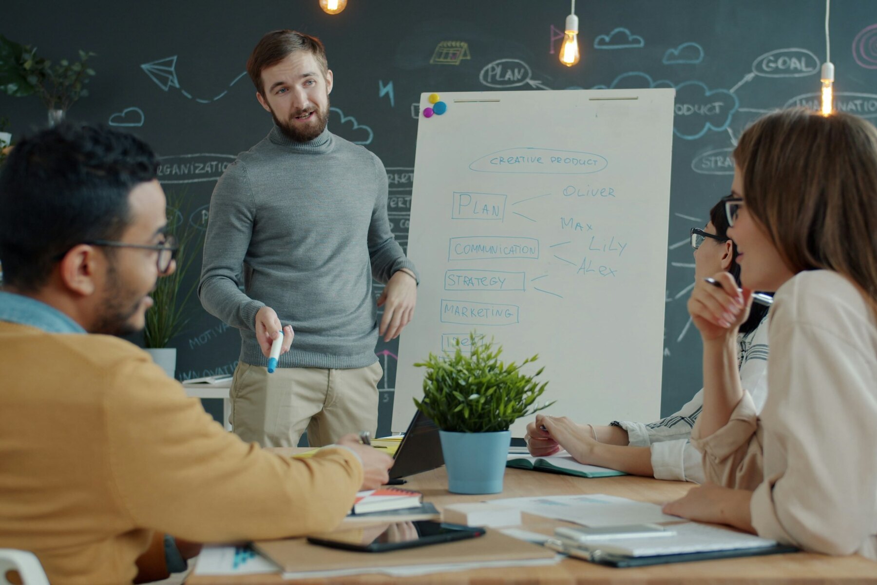 Équipe construisant une trajectoire stratégique autour d’un tableau