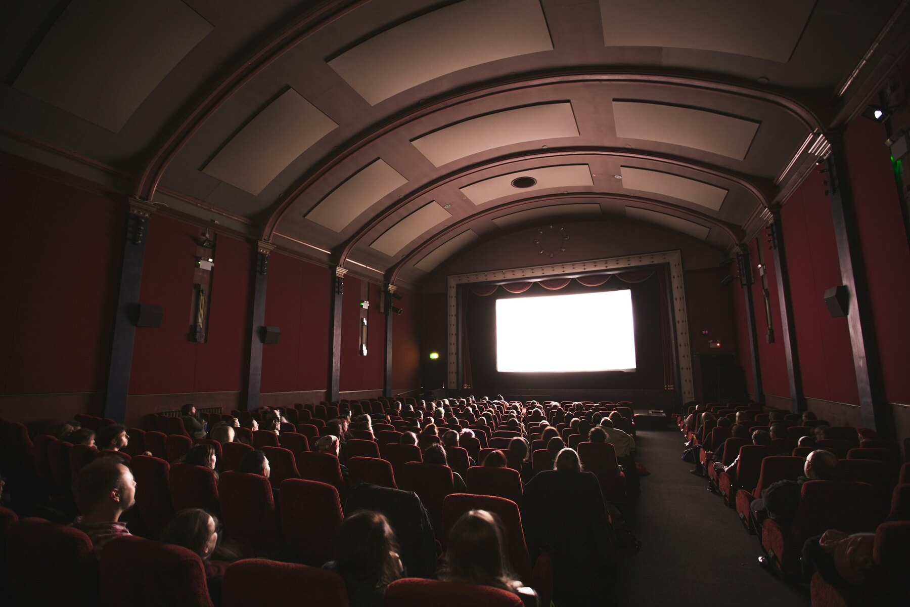 Public international dans une salle de cinéma face à un grand écran