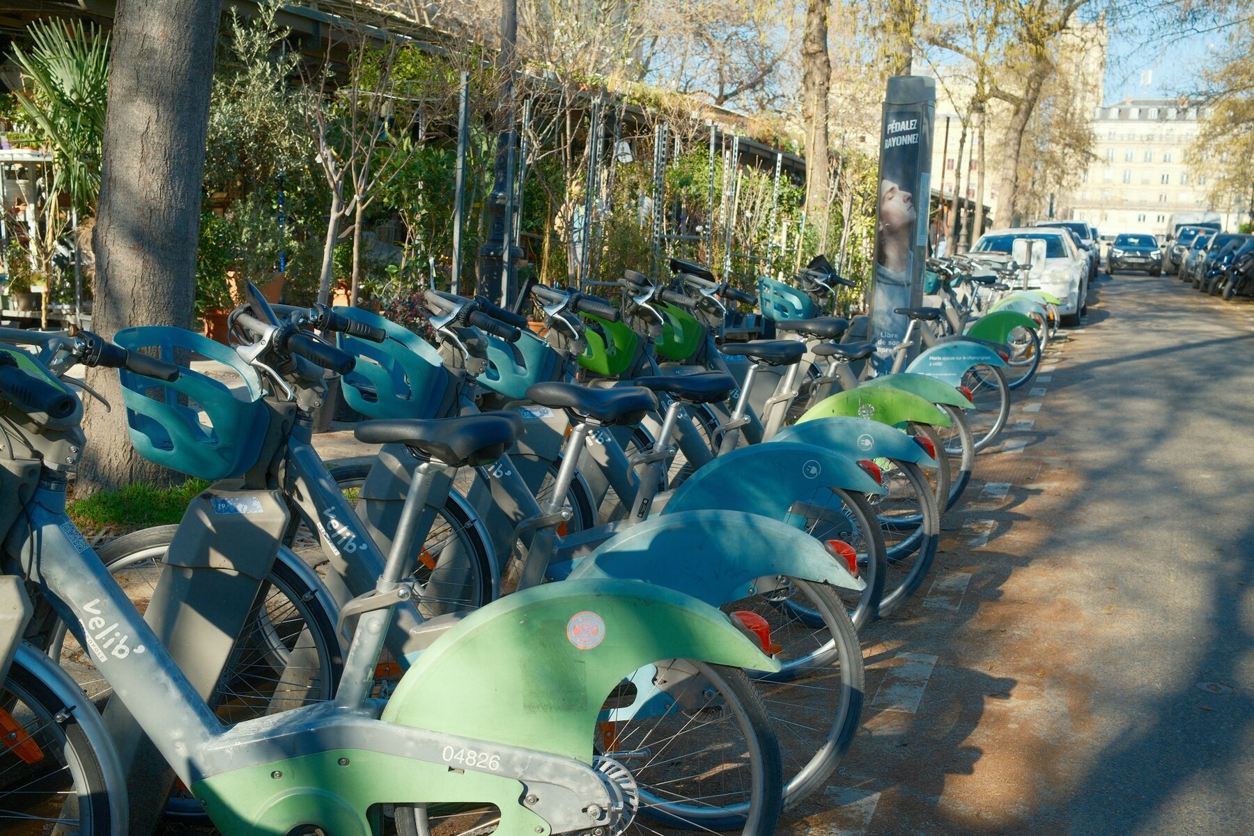 Station de vélos en libre-service dans une rue parisienne