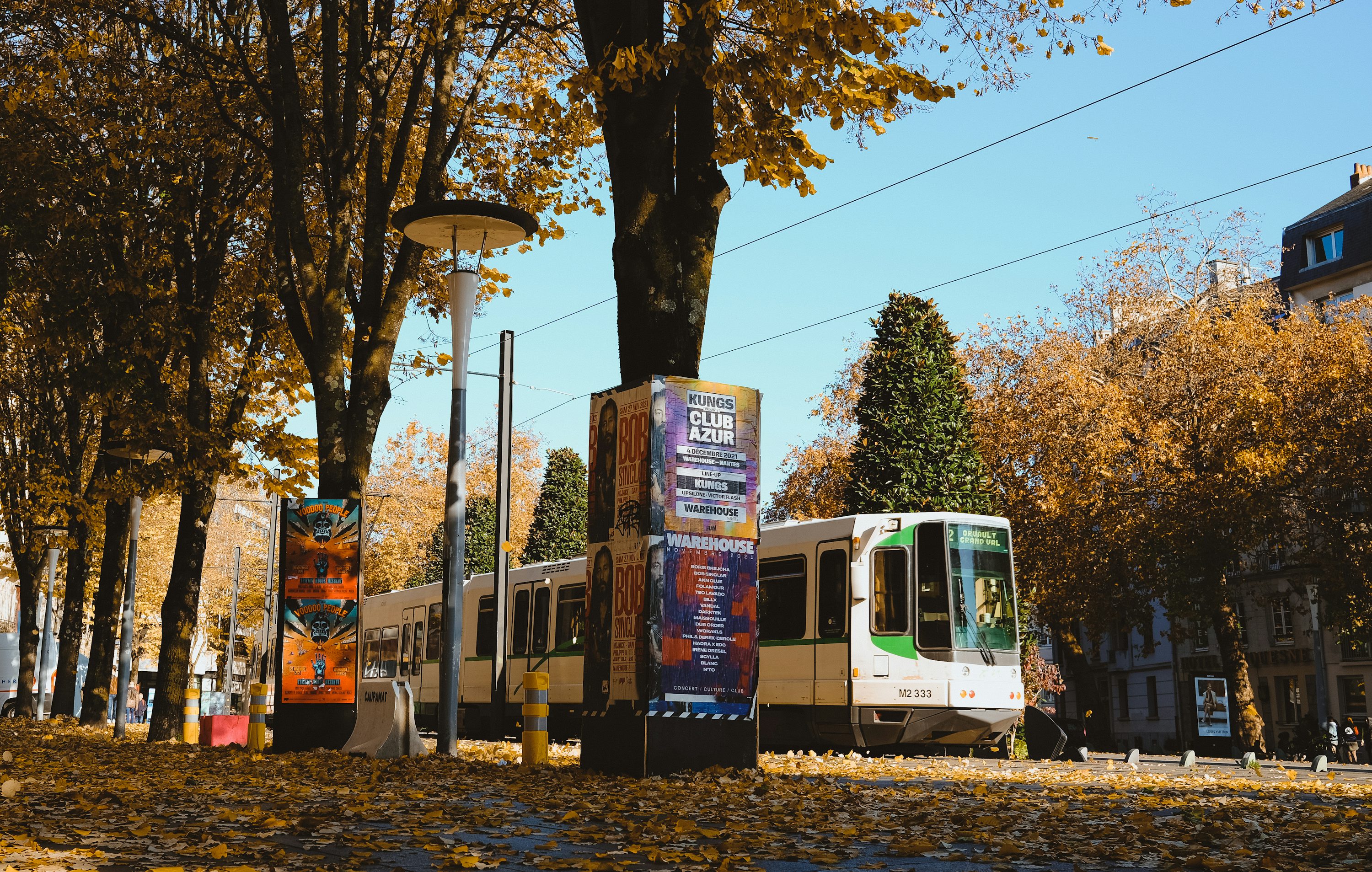 Transport public dans une rue de Nantes, France