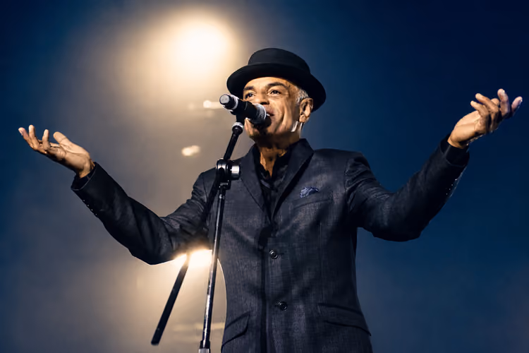 Frankie Vázquez performing live